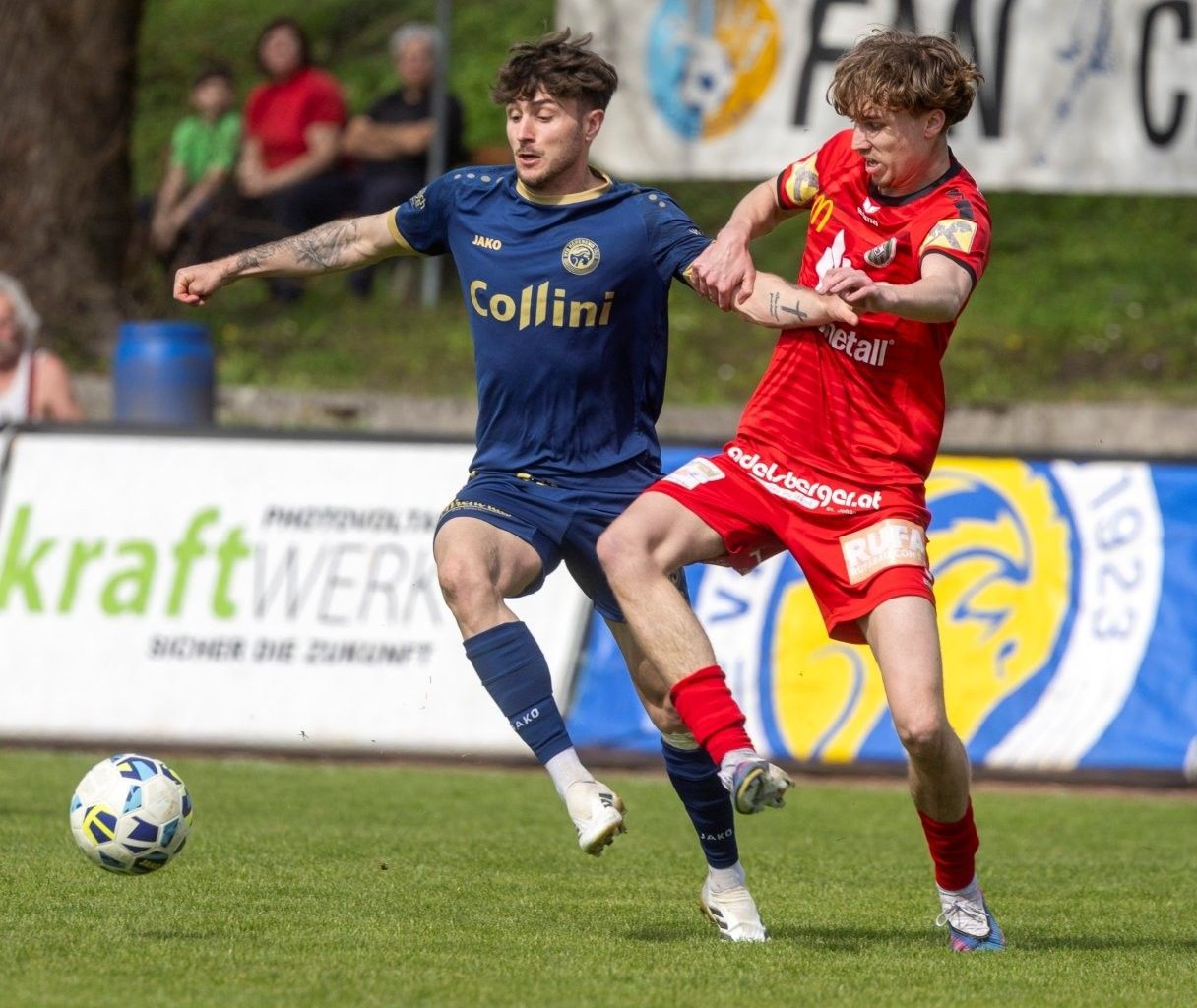 Nagler im Zweikampf gegen einen Salzburger. VN-PAULITSCH