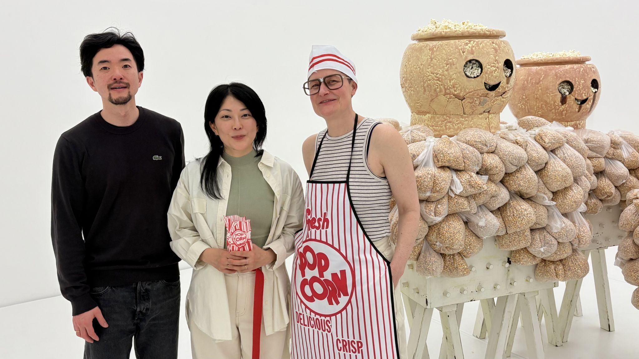 Künstlerin Mari Iwamoto (M.) mit ihrem Mann sowie Künstlerin und Kuratorin Christine Lederer vor der größten der ausgestellten Arbeiten. Foto: Gerhard Scopoli