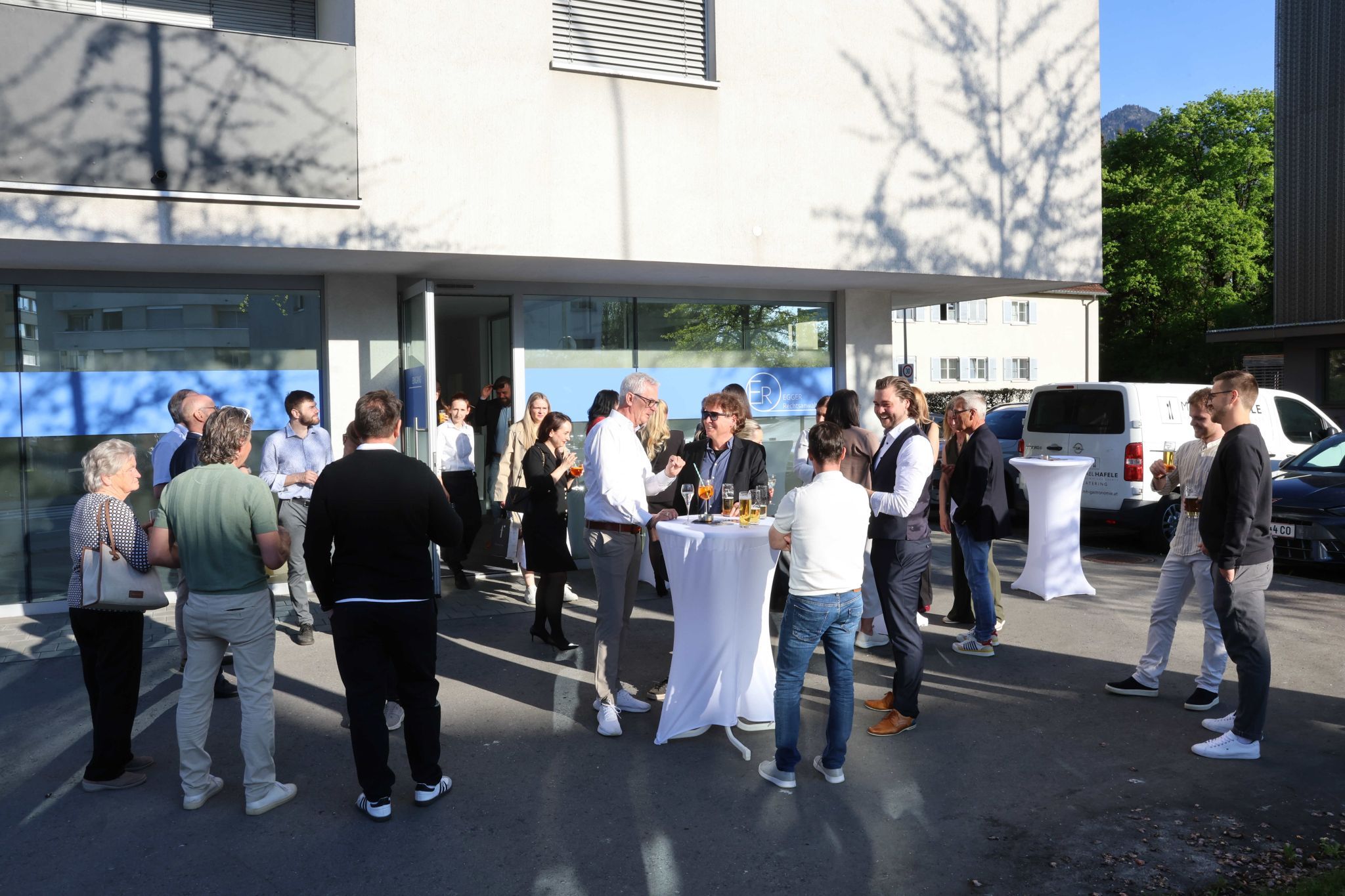 Gemütliches Einstandsfest in der neuen Rechtsanwaltskanzlei.