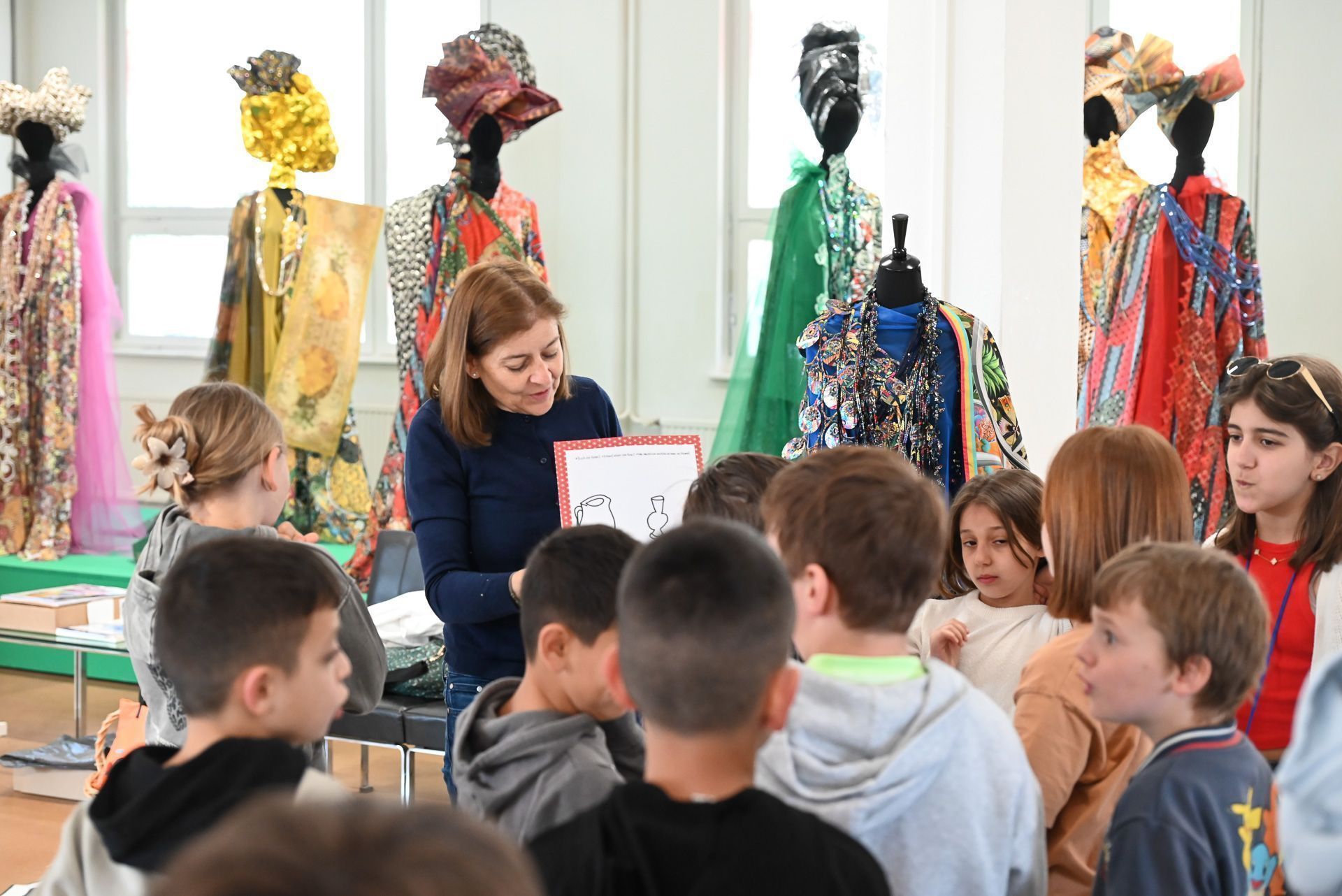 Kulturvermittlerin Christa Bohle begleitet die 3b-Klasse über ein ganzes Schuljahr hinweg und bringt ihnen einen künstlerische Sichtweise auf ihre Heimatgemeinde Lustenau näher. 