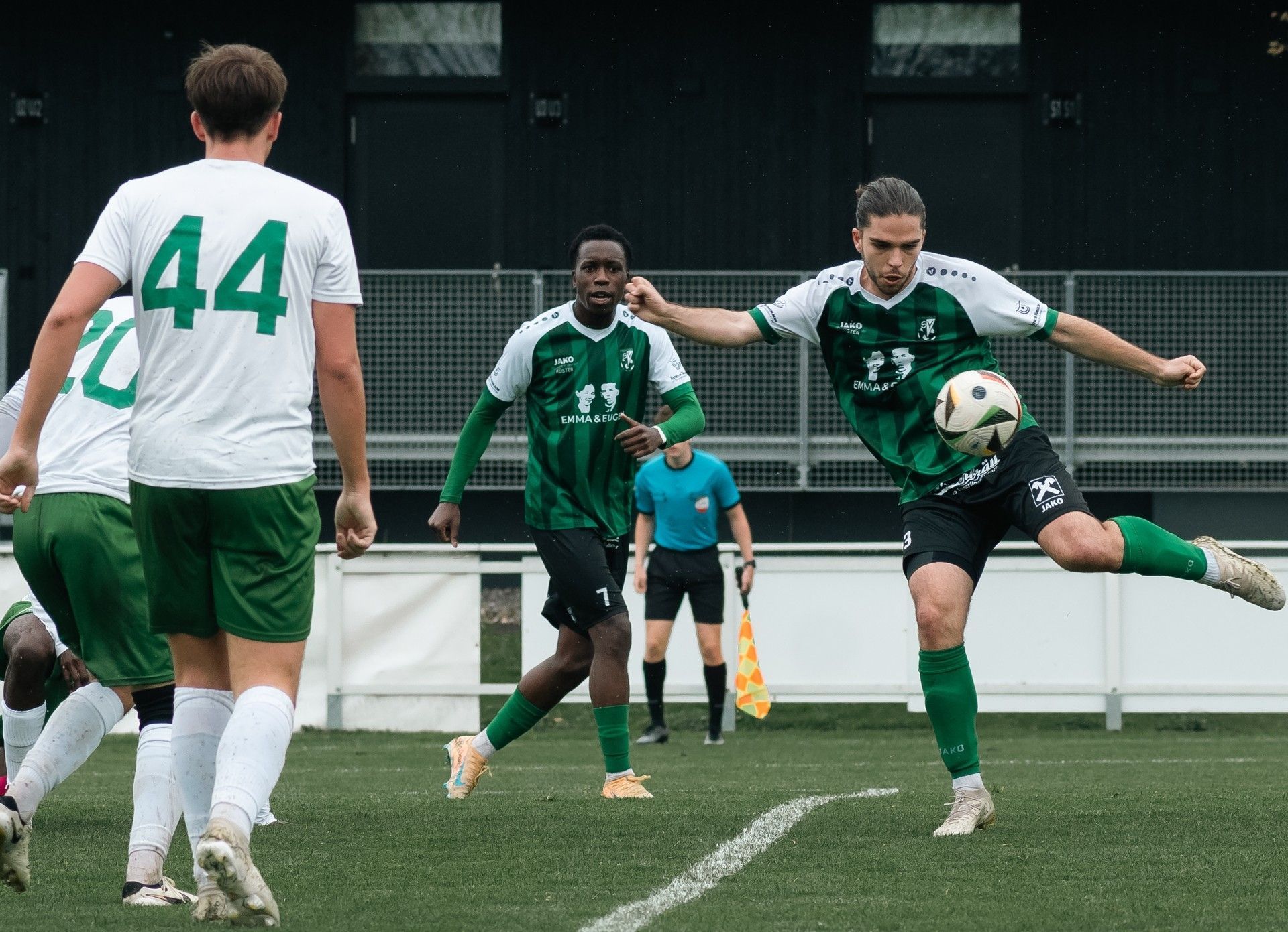 Der DSV zeigt gegen die Austria Amateure eine starke erste Halbzeit und legt früh den Grundstein für den Sieg.