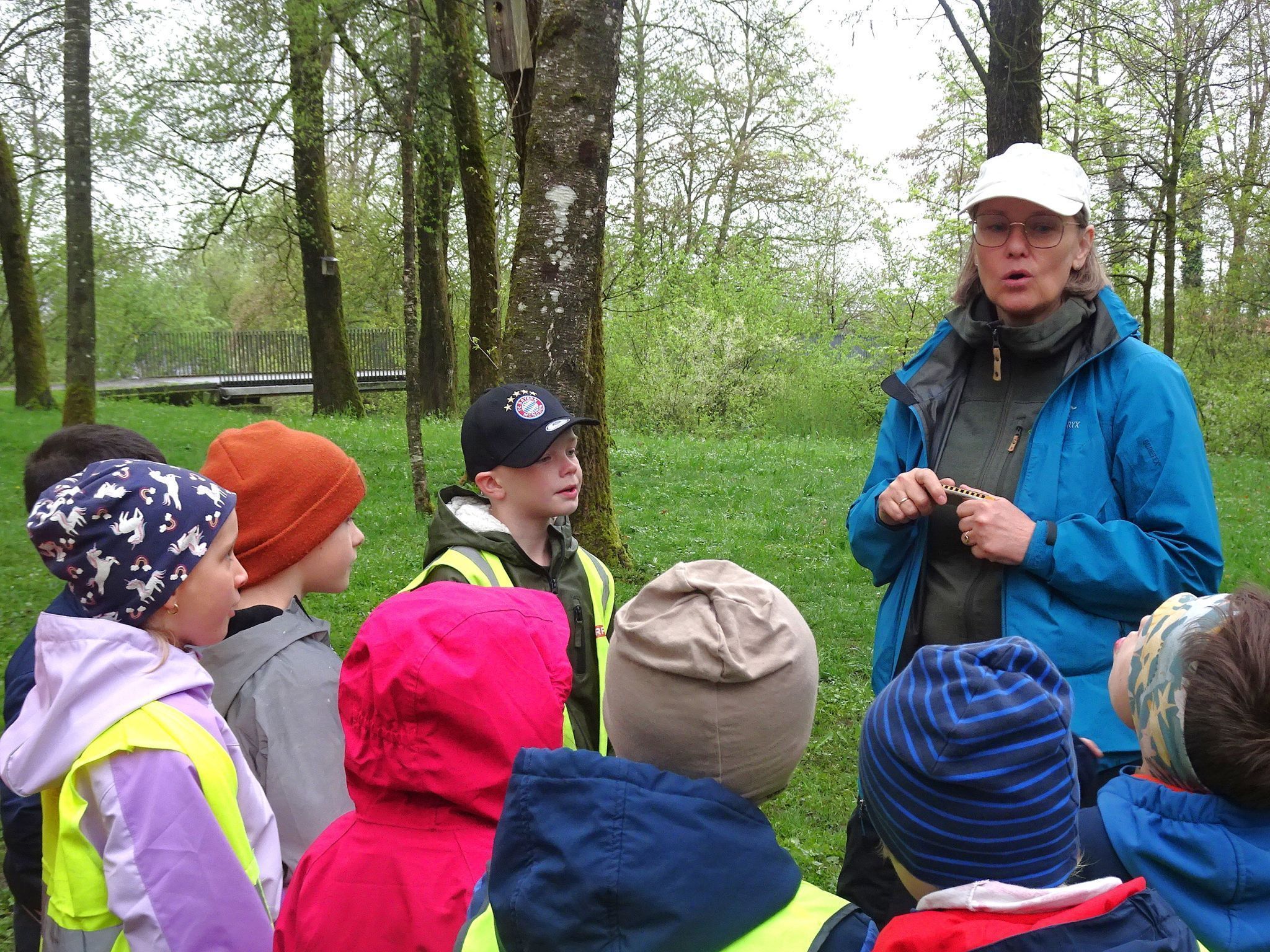 Die Naturführerin erklärte den Kindern was sie beim Sammeln beachten müssen. 