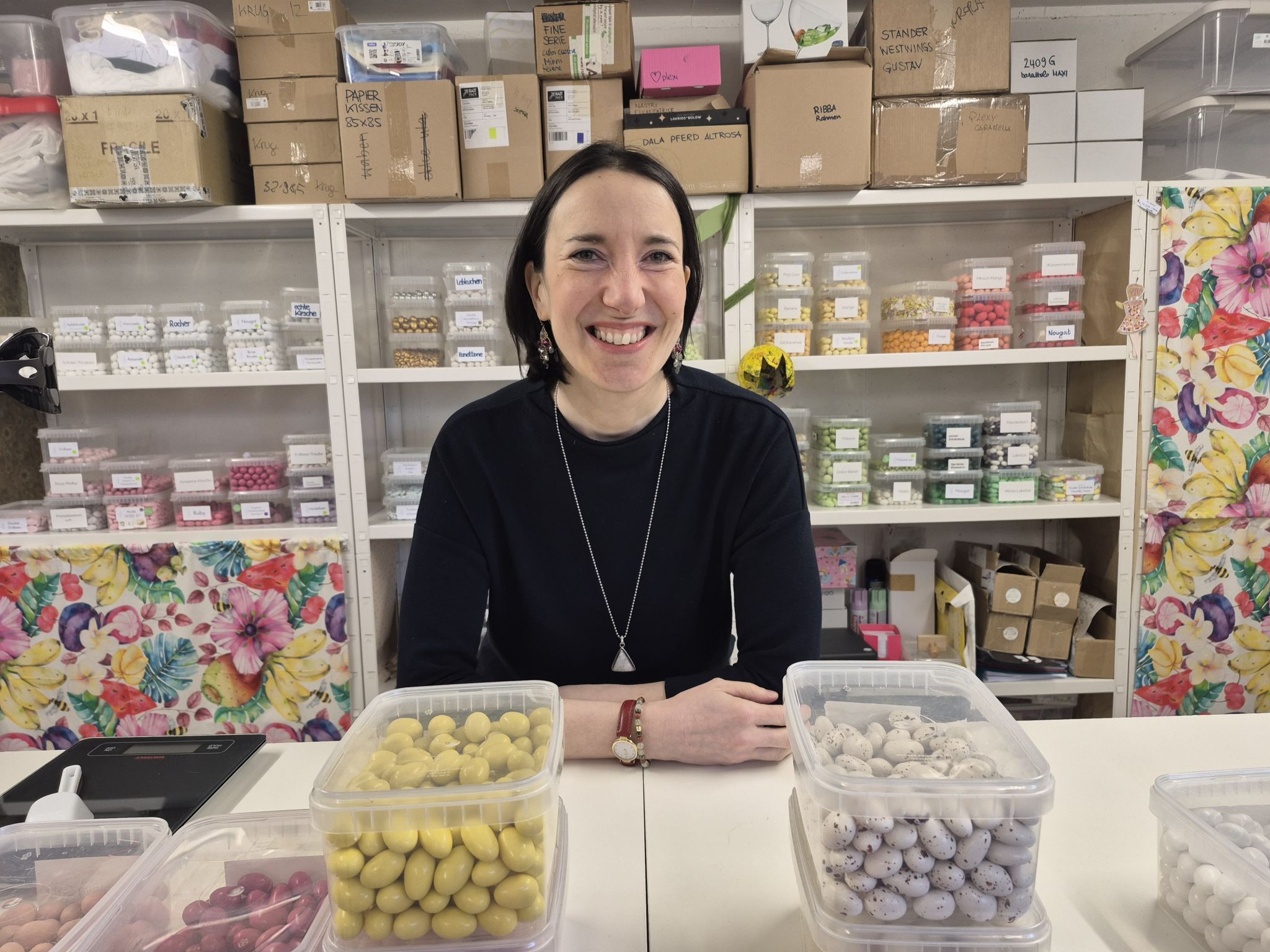 Die Unternehmerin steht für italienische Zuckermandeln, die noch traditionell und viel Handarbeit hergestellt werden.