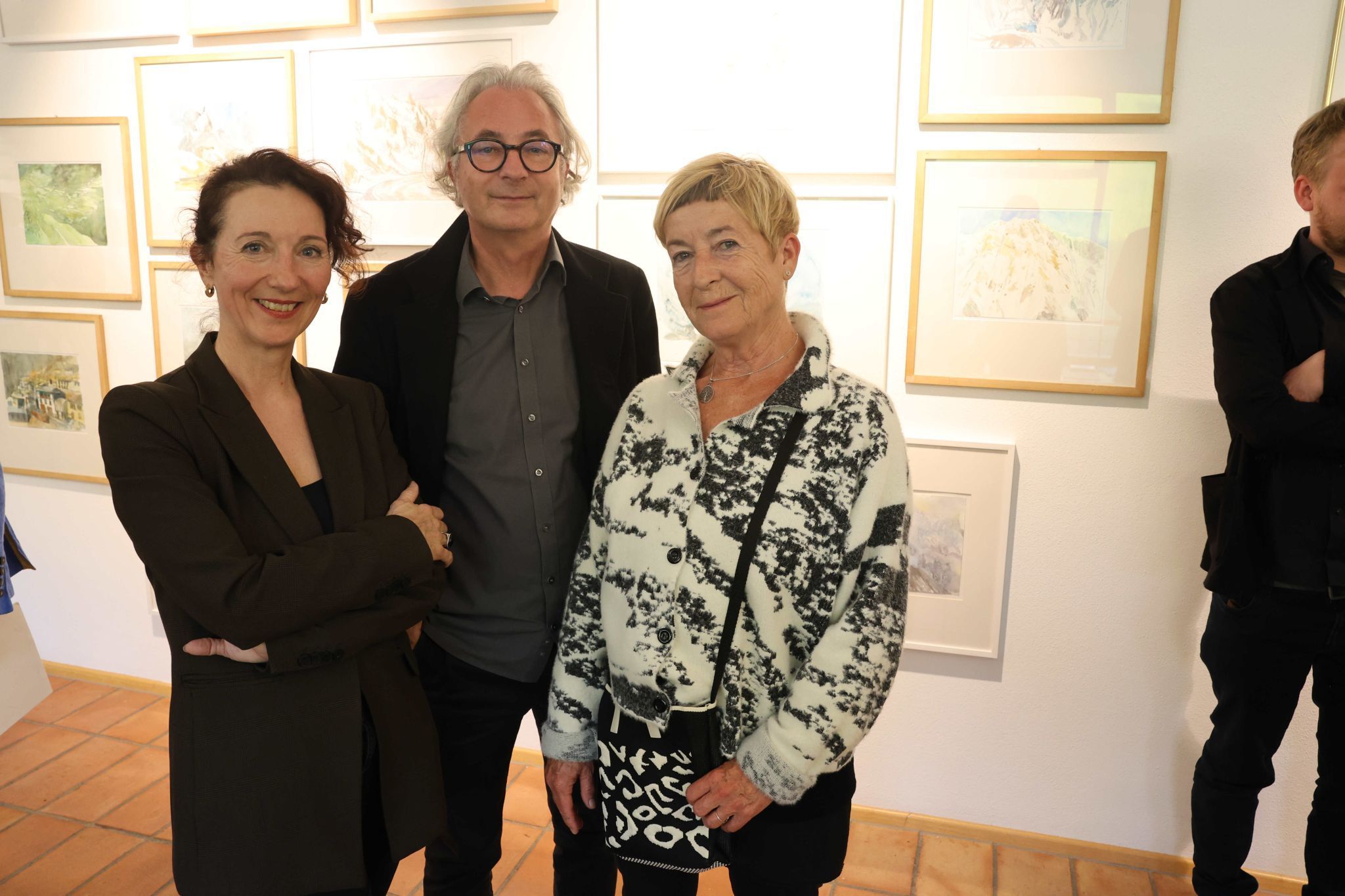 Dagmar Lang, Obfrau des Kunstforums Montafon, Architekt Markus Mallin und Künstlerin Renate Wittwer.