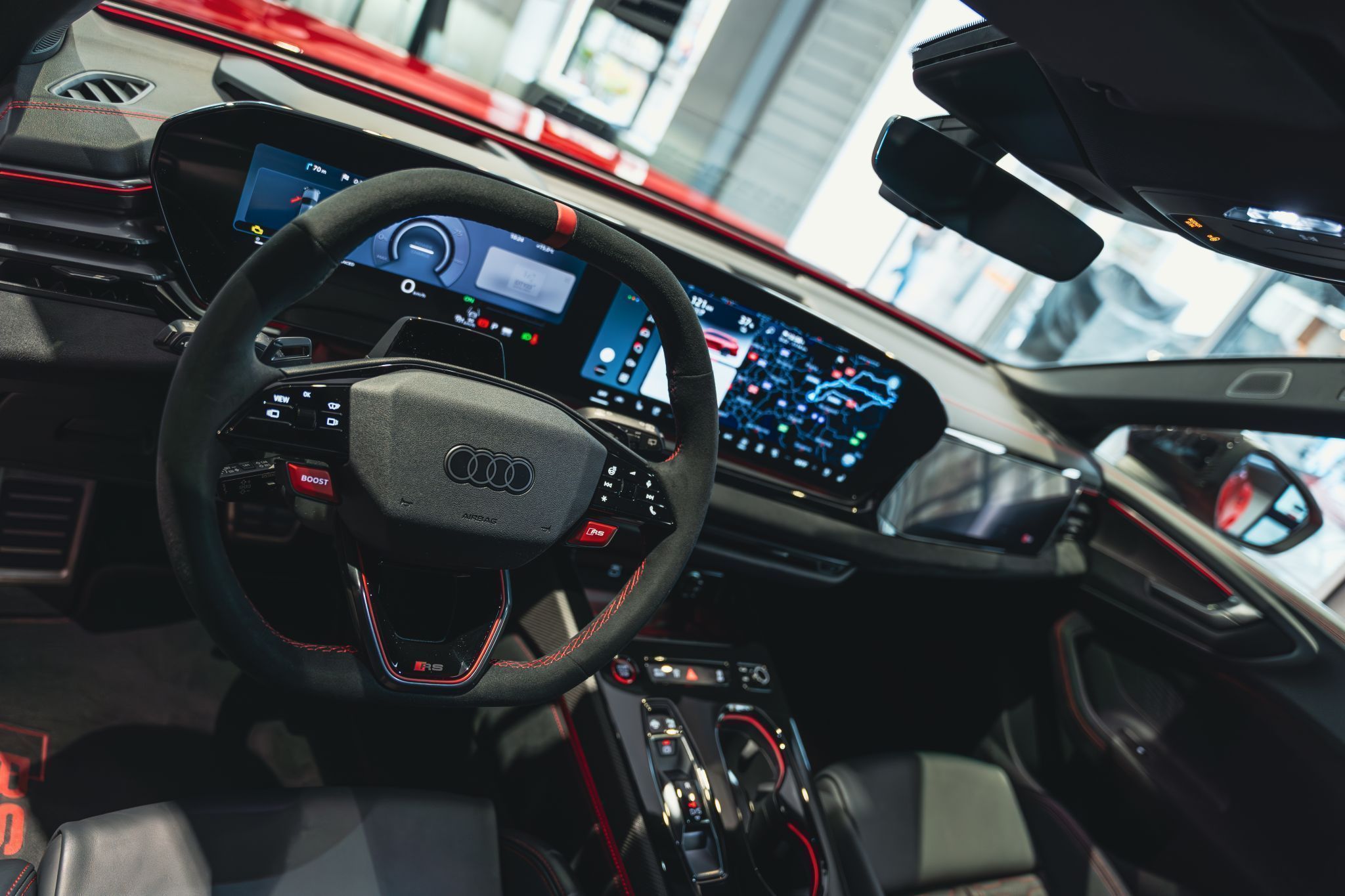 Higtech-Arbeitsplatz mit jedem erdenklichen Komfort: Alle jüngsten Digital-Updates sind beim RS5 be-reits inklusive, dazu ein neues Sportlenkrad und Schalensitze mit Heiz-, Kühl- und Massage-Funktion