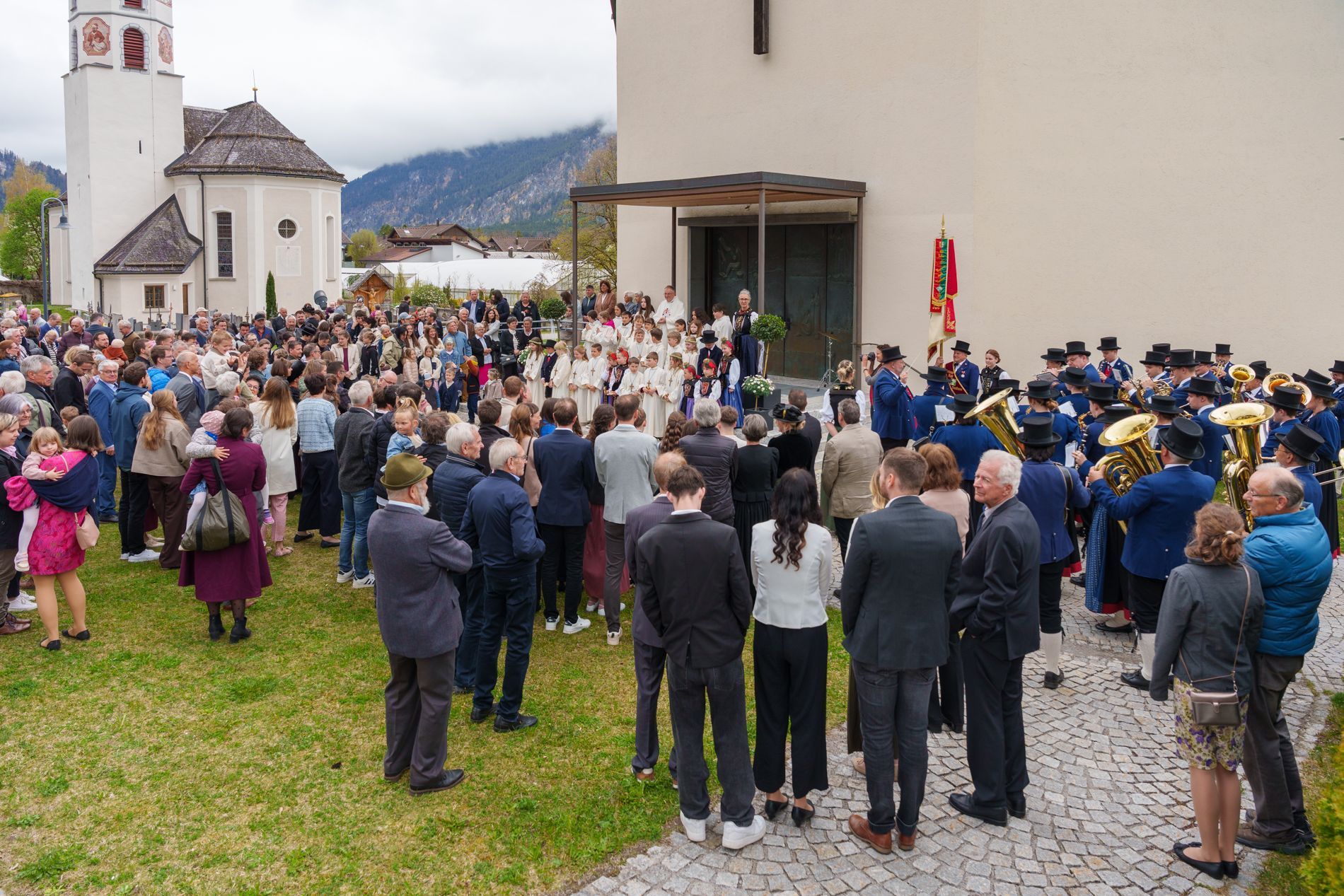 Viele Verwandte, Freunde und Bekannte begleiteten die Kinder auf ihrem Weg.