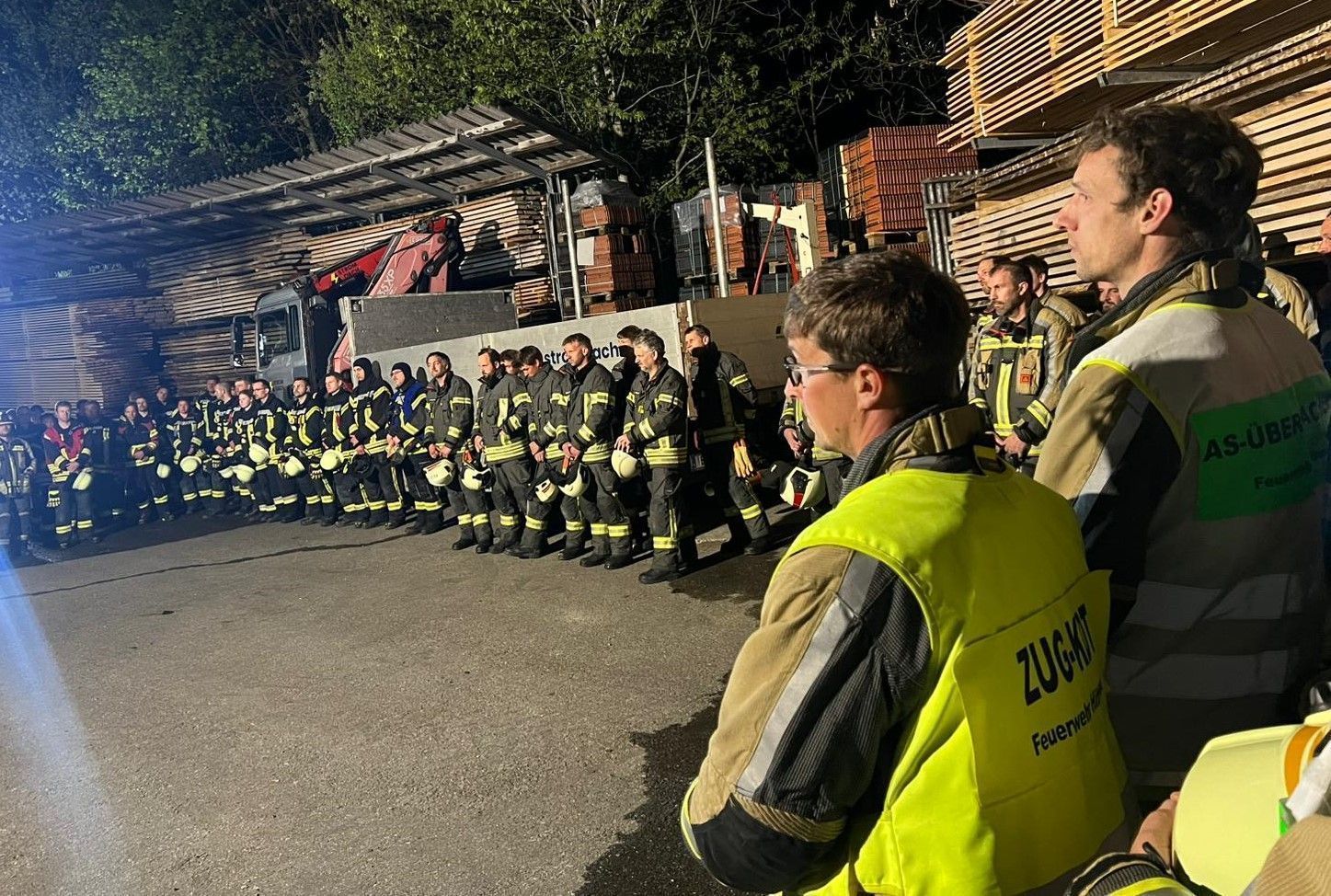 Bei der Schlussbesprechung gab es großes Lob für die beteiligten Feuerwehren.