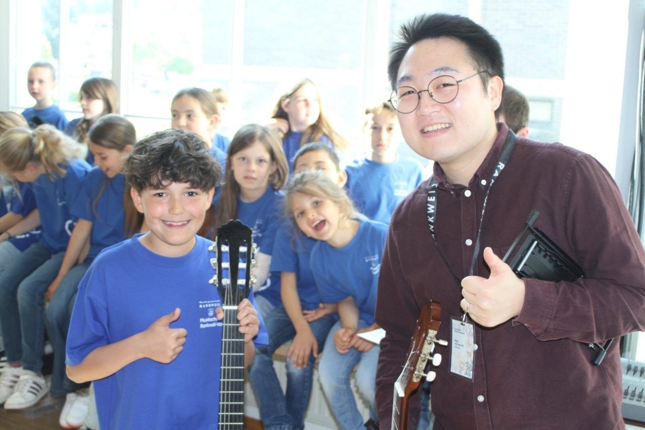 Miguel mit Pädagoge Jisu Lee.