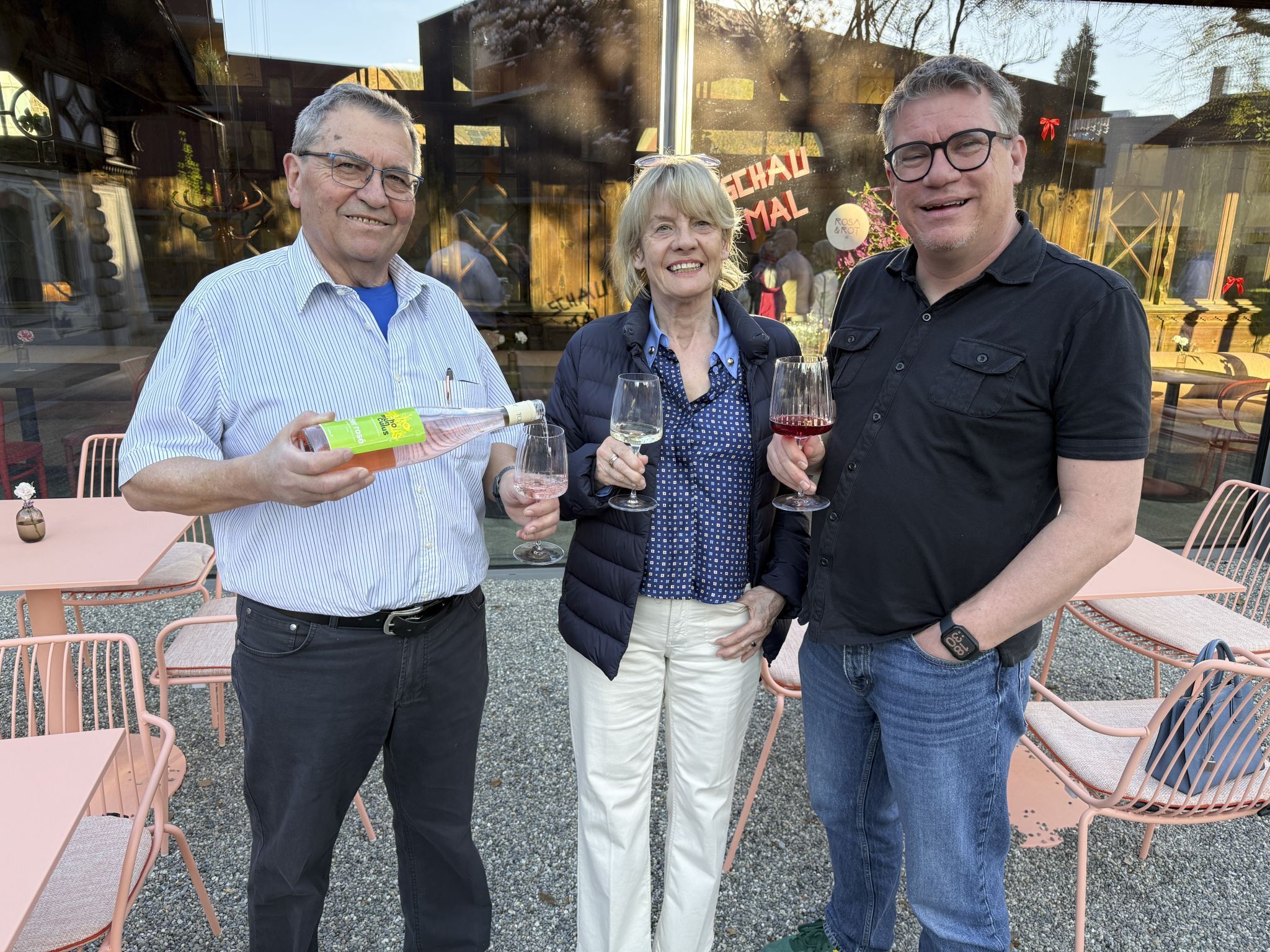Ortwin Peter, Ulrike Fenkart und Dieter Heidegger luden zur Weinverkostung ins Café Rosa und Rot