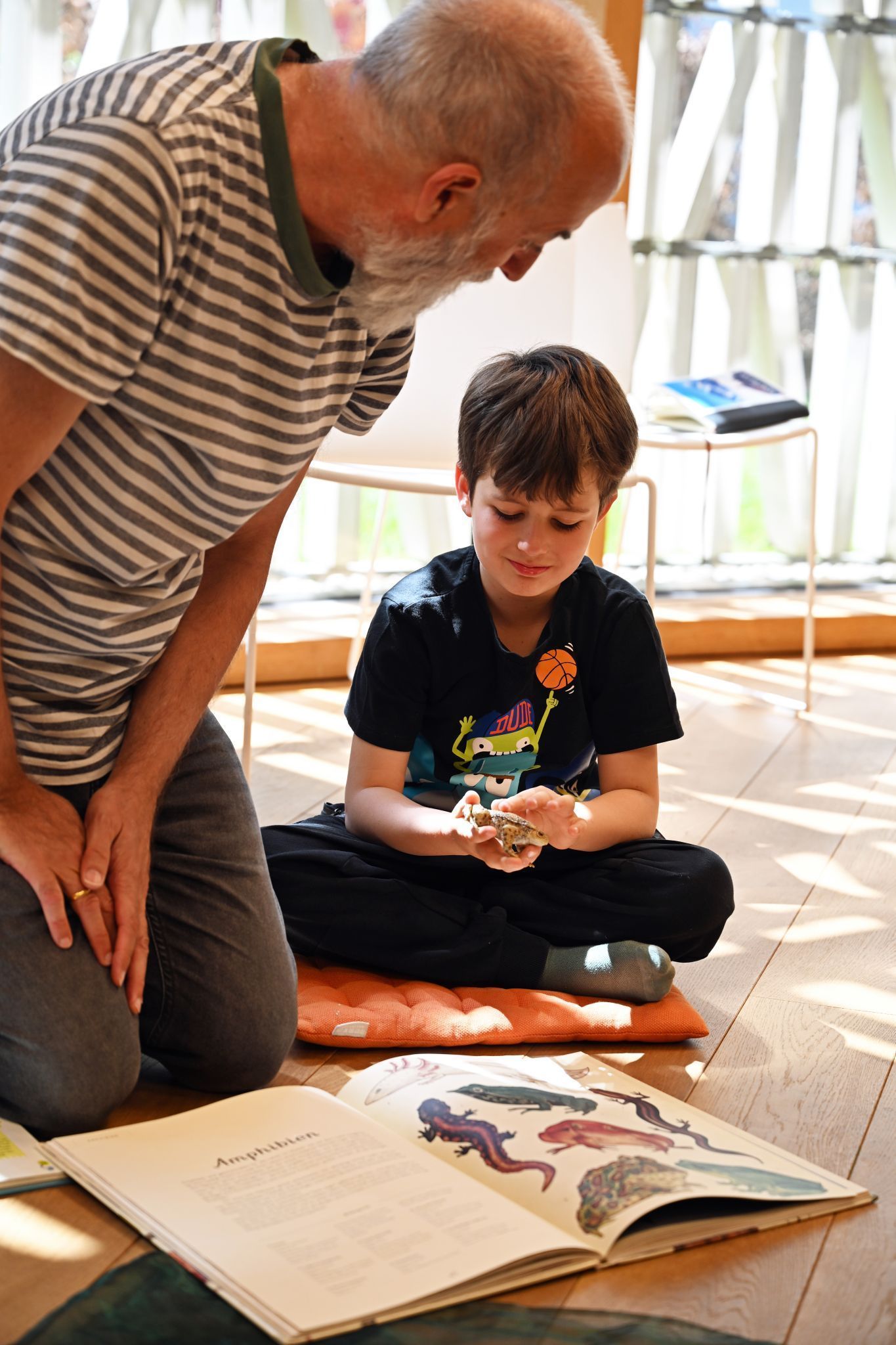 Anhand eines Modells ertasteten die Kinder den Unterschied zwischen Frosch und Kröte.