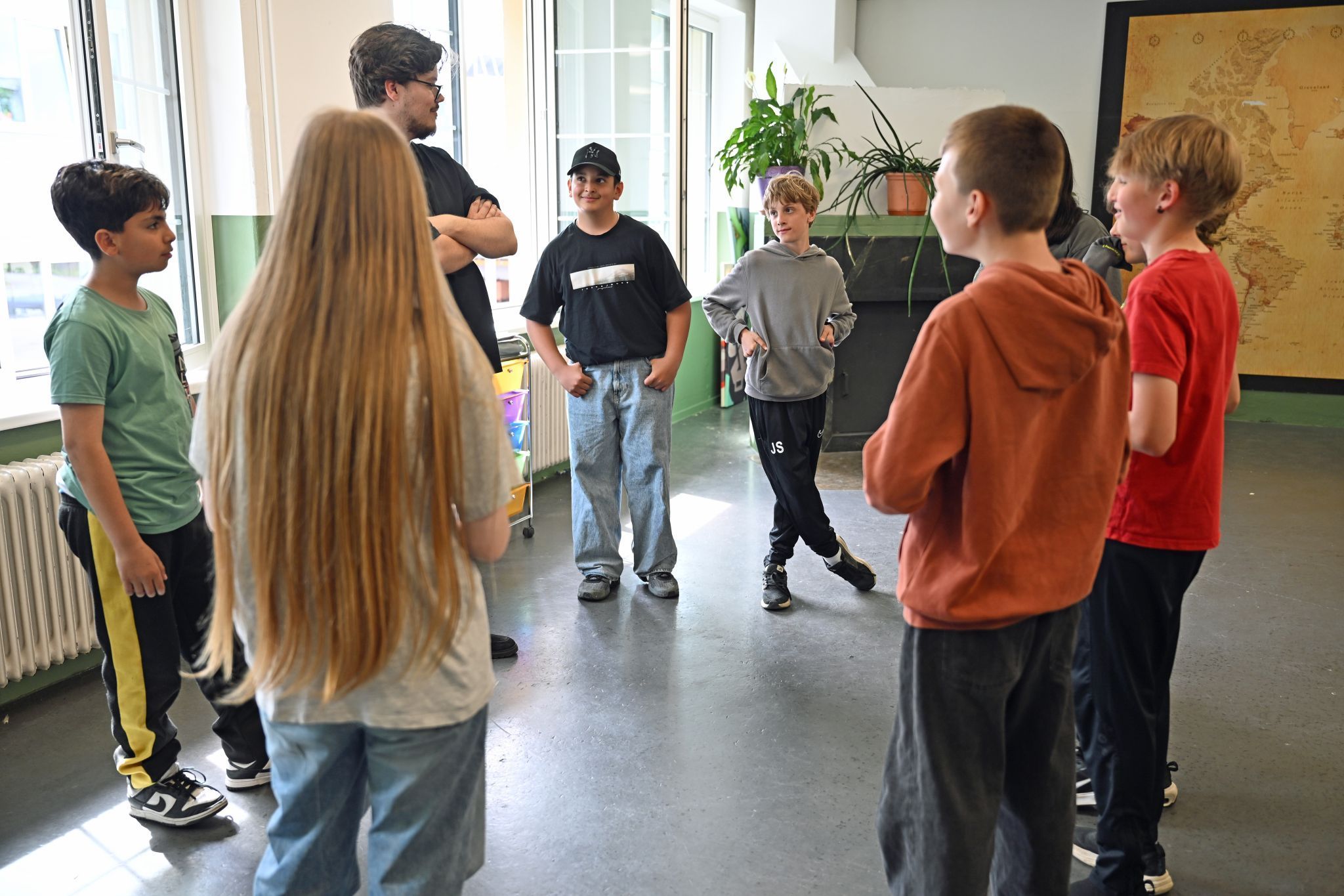 Alexander Kaufmann machte Teambuilding-Spiele mit den Schülern.