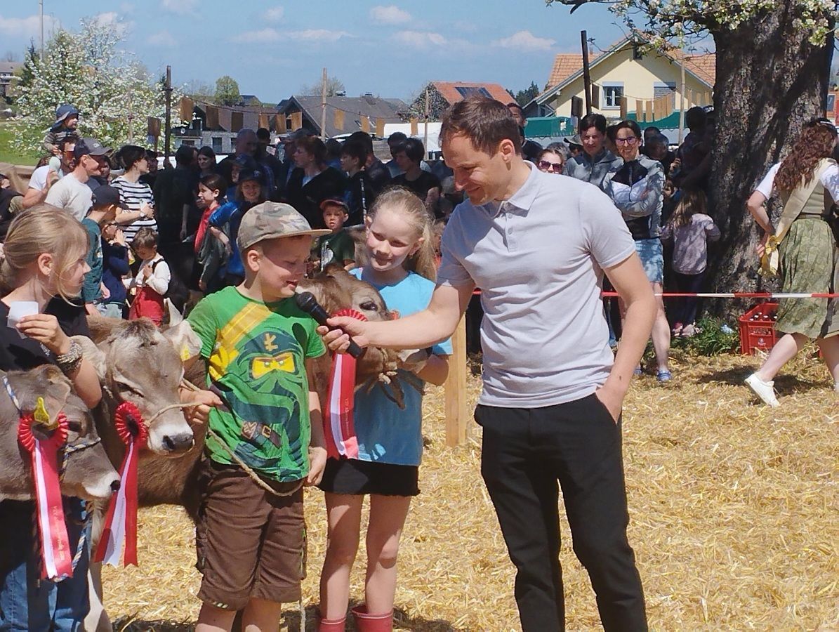Bgm. Klaus Sohm gratulierte den Kindern zur guten Kälber-Vorführung.