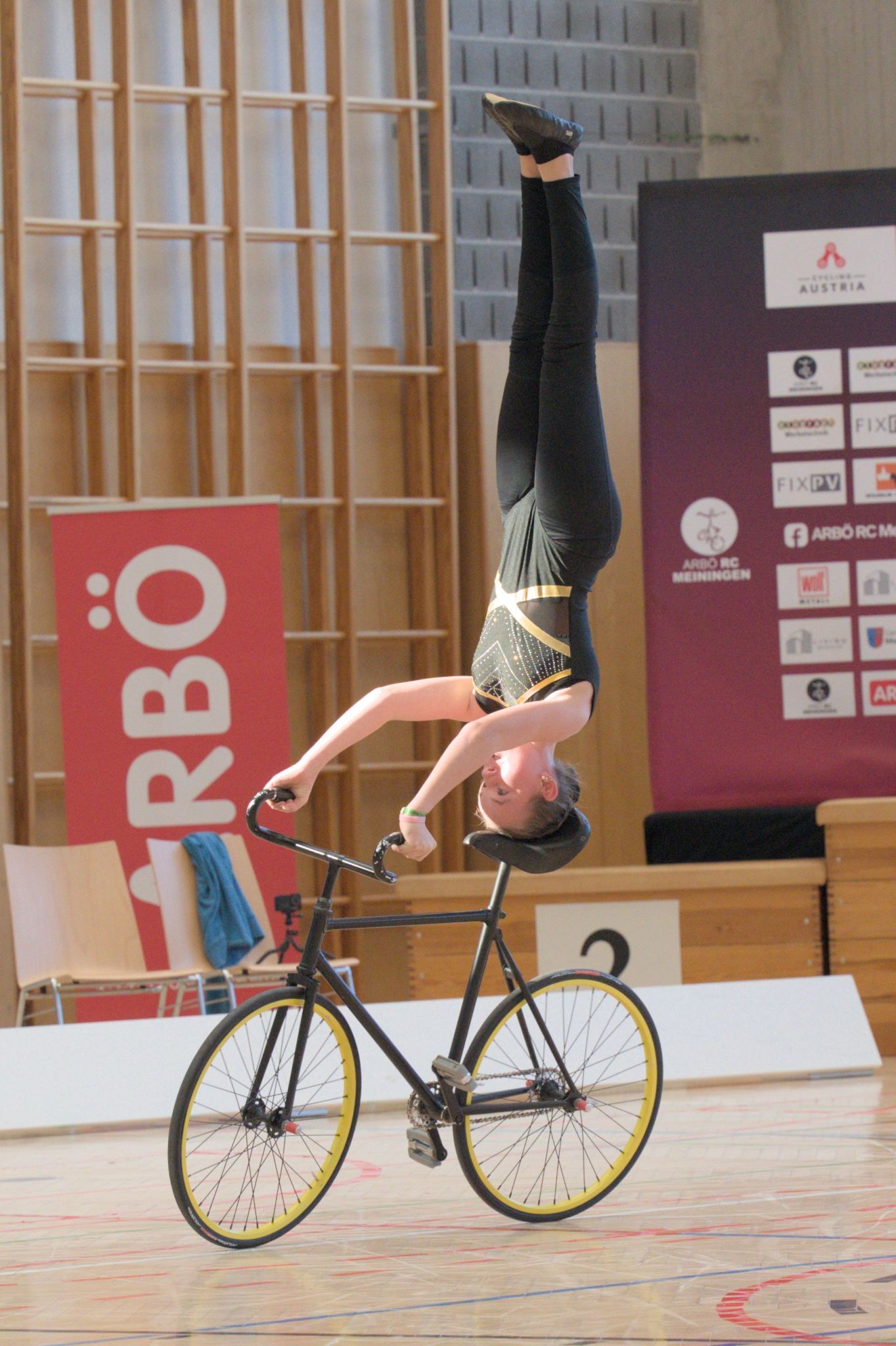 Akrobatik mit Handstand auf dem Kunstrad ist angesagt. 