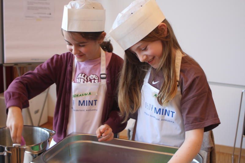 Johanna und Anna hatten bei der Herstellung der eigenen Gummibärchen eine Menge Spaß.