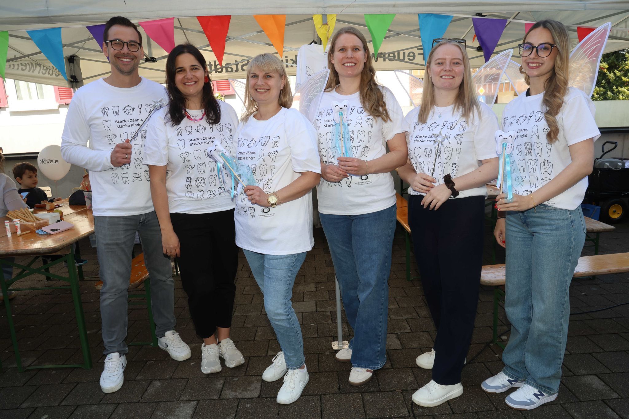 Zahnarzt Oliver Krebes und Laura, Viktoriia, Sarah Schuster, Marieluise Hübner und Sarah Forsmann.