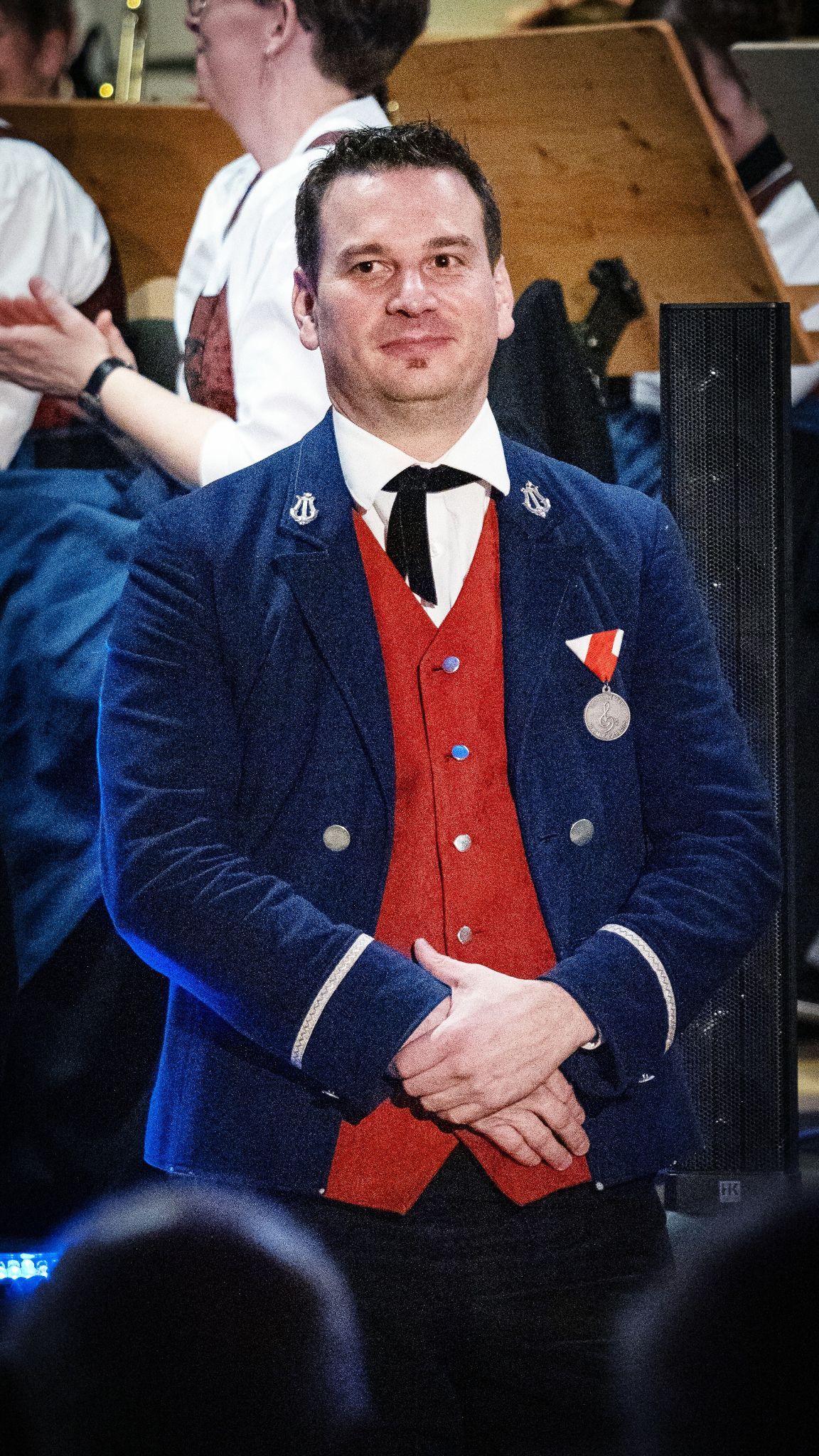 Obmann Dominik Steurer blickt auf 25 Jahre Blasmusikleidenschaft zurück. Er wurde mit der Ehrenmitgliedschaft des MV Buch ausgestattet.