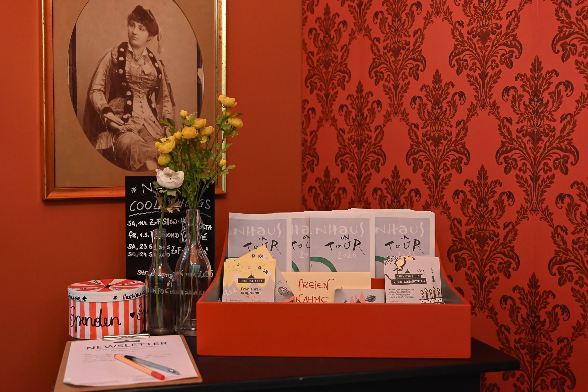 Die Zirkushalle in Dornbirn wird zum Schauplatz vom zeitgenössischem Zirkus des aktuellen Freudenhaus-Programms.