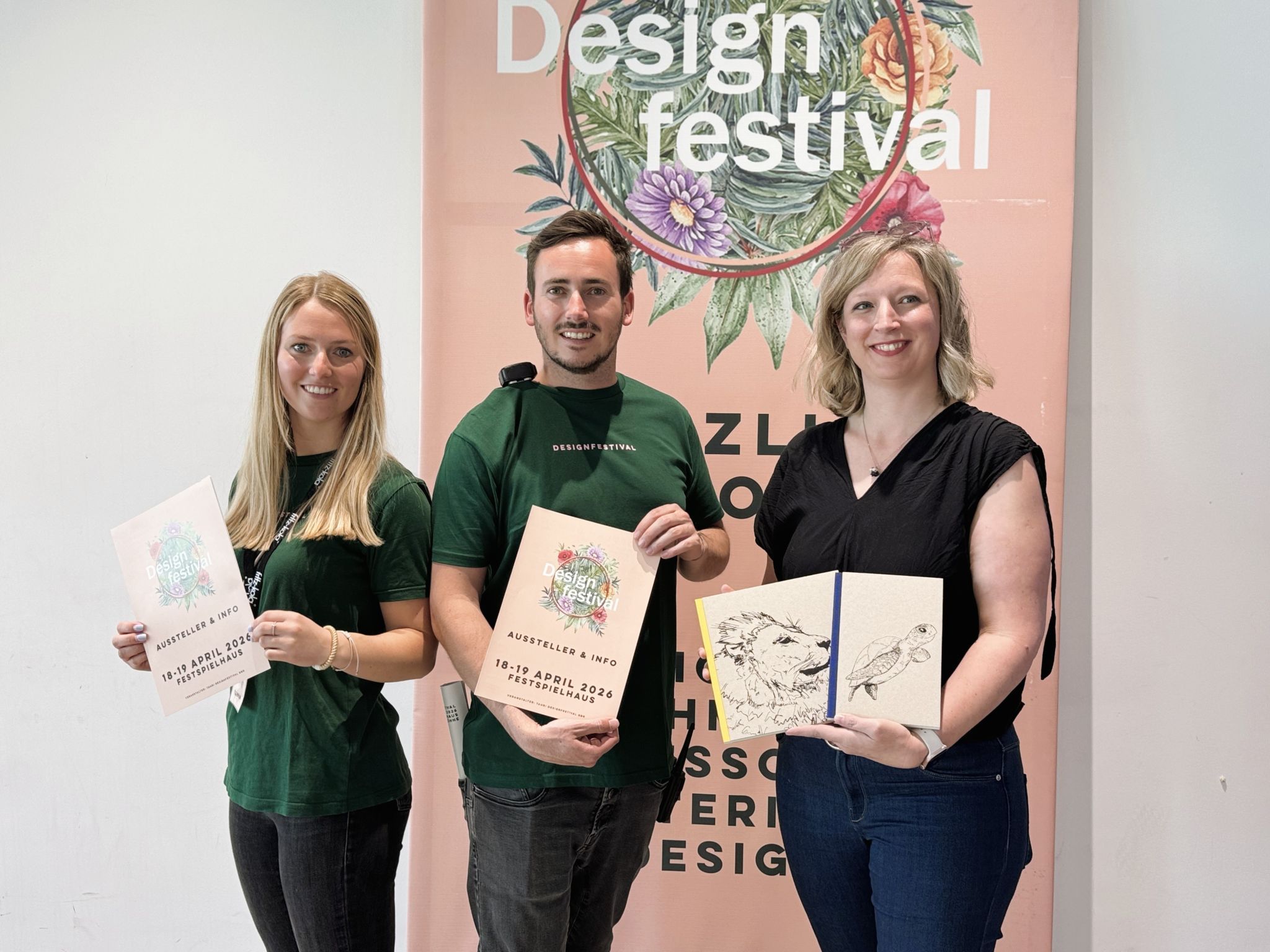 Die Organisatoren Tahia und Rias Tan Müller mit der Bregenzer Illustratorin Julia Haslinger (Stift 17) beim Design Festival..