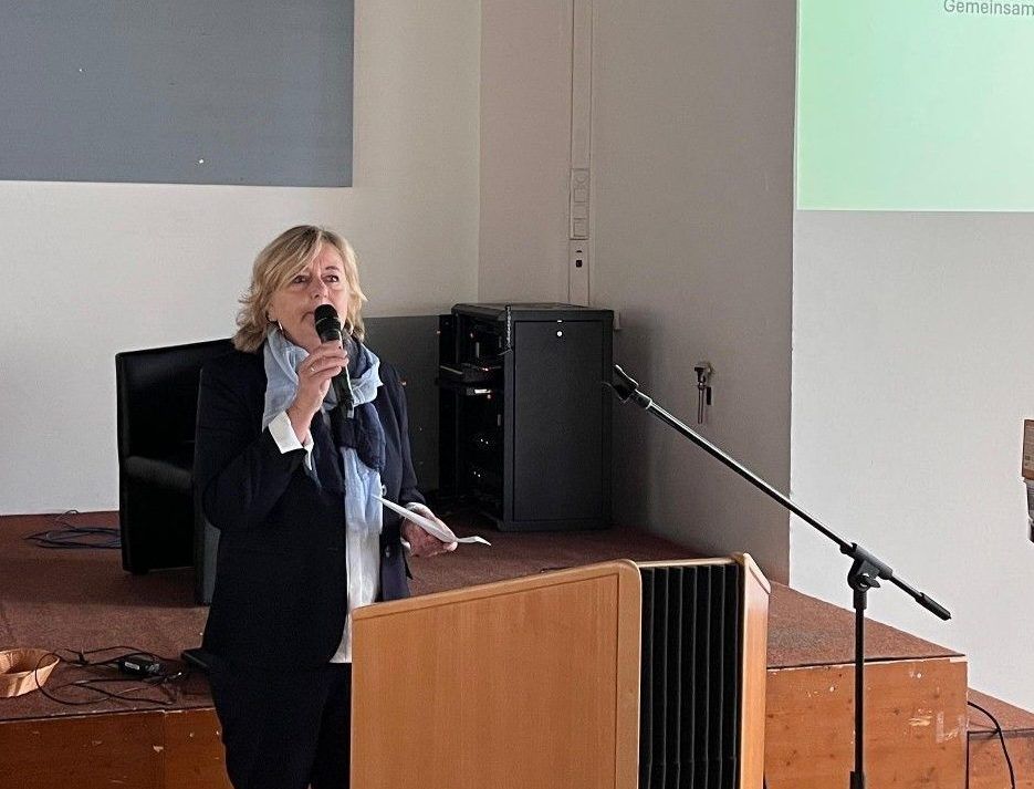 Daniela Lutzmayer begrüßte die 56 Teilnehmer aus der Schweiz, Deutschland und Österreich. 