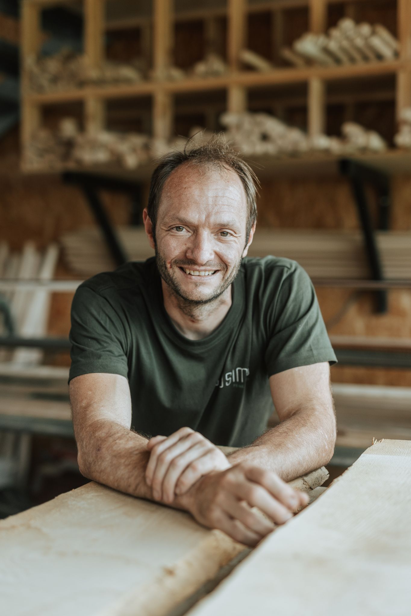 BU: Karlheinz Eberle ist seit zwölf Jahren selbstständiger Tischler und setzt in seinem Betrieb auf Teamwork und angenehme Arbeitsbedingungen. Foto: Dominic Kummer