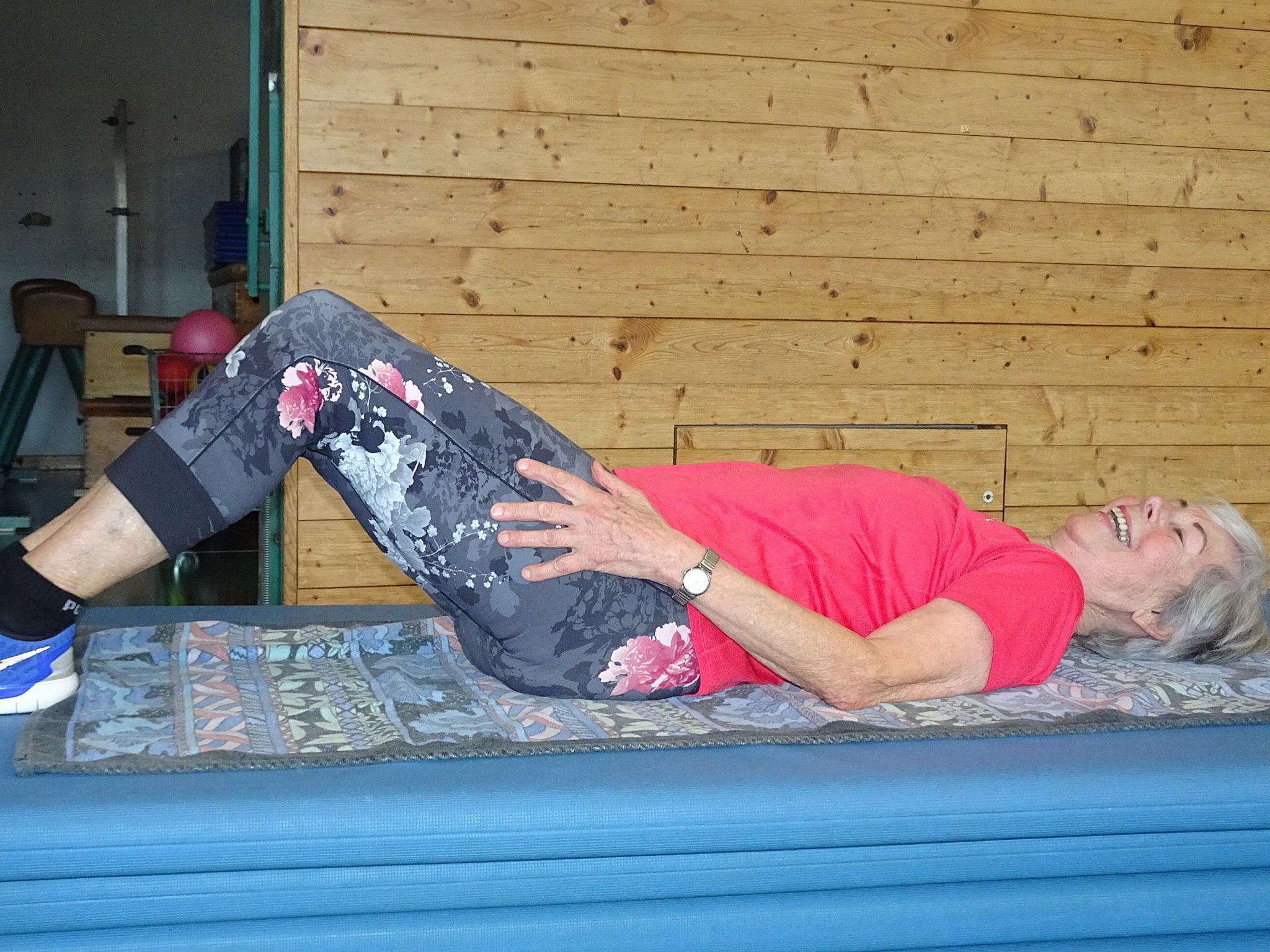 Mit vollem Einsatz zeigt sie jede Bewegung vor.