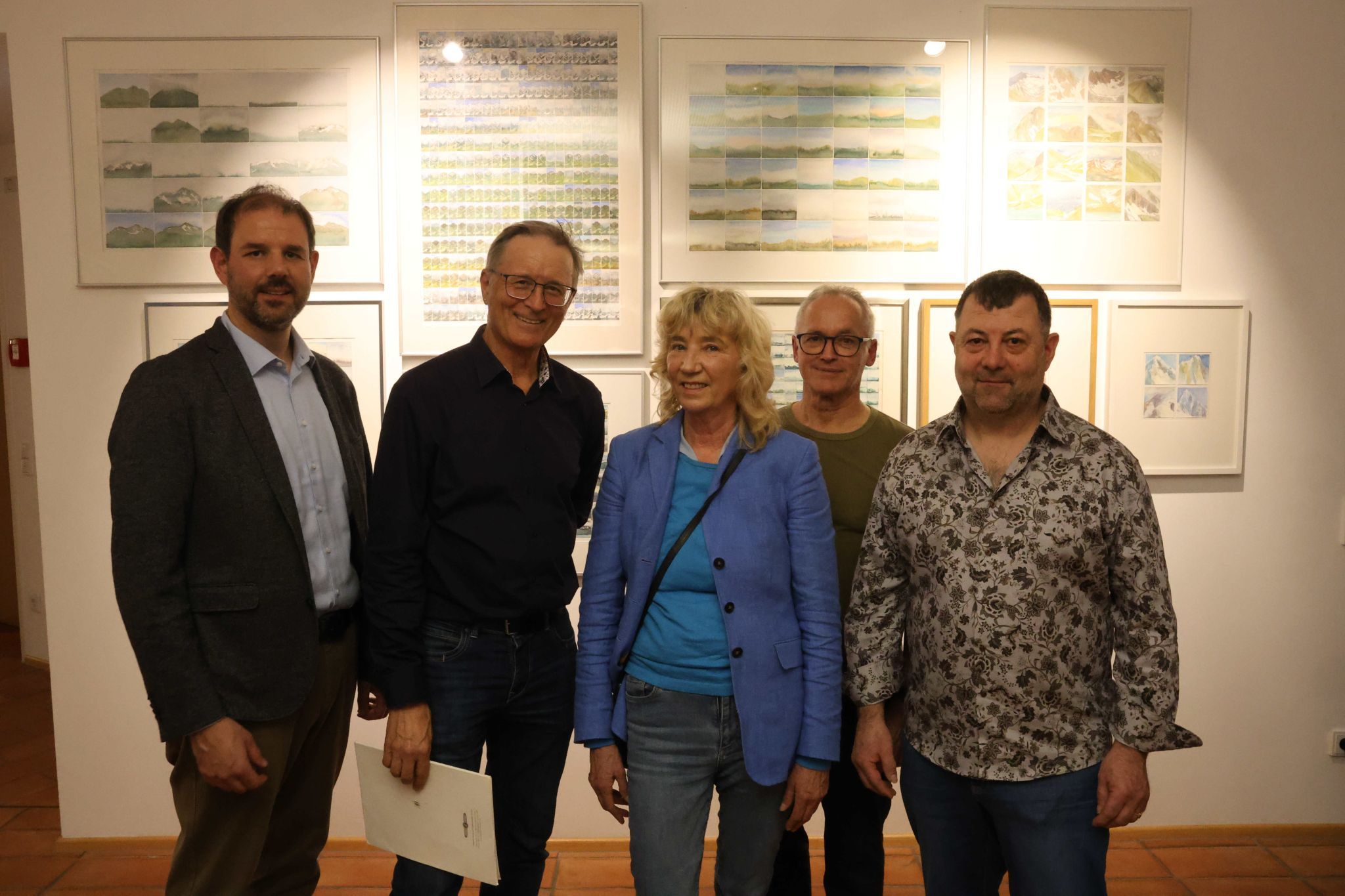 Bildungshaus-GF Christof Abbrederis, Küsntler Roland Haas, Vernissagerednerin Ingrid Bertel, Kurator Georg Vith und Glasermeister Martin Bauer.