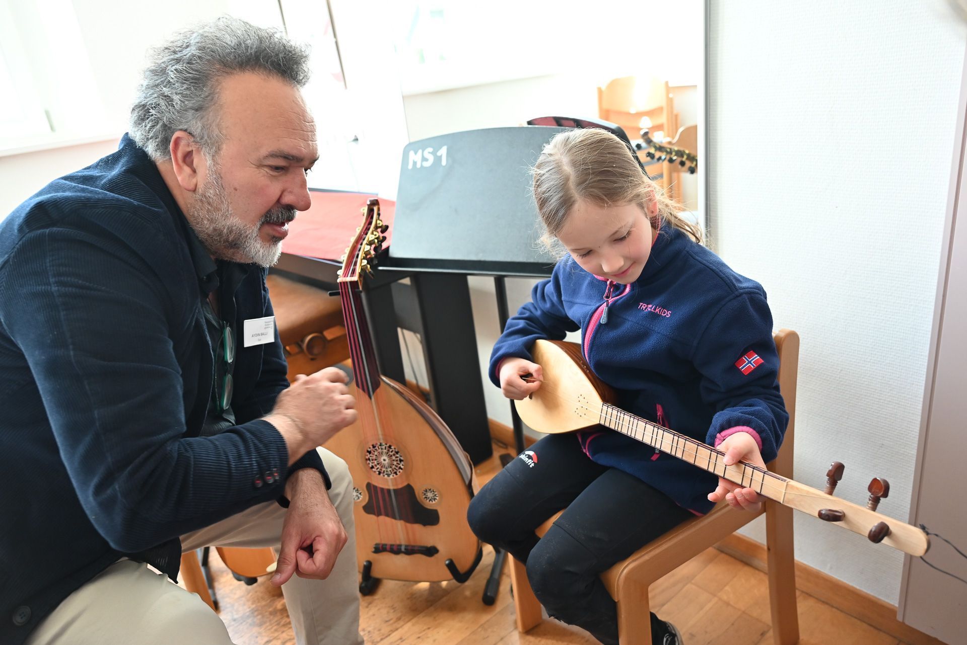 Auch an der Saz versuchten sich die Kinder. 