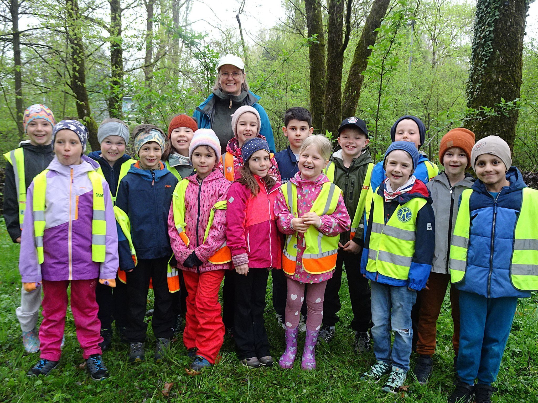 Die 2a der VS Leopold erkundete gemeinsam mit Naturführerin Ulrike Larsen essbare Kräuter.