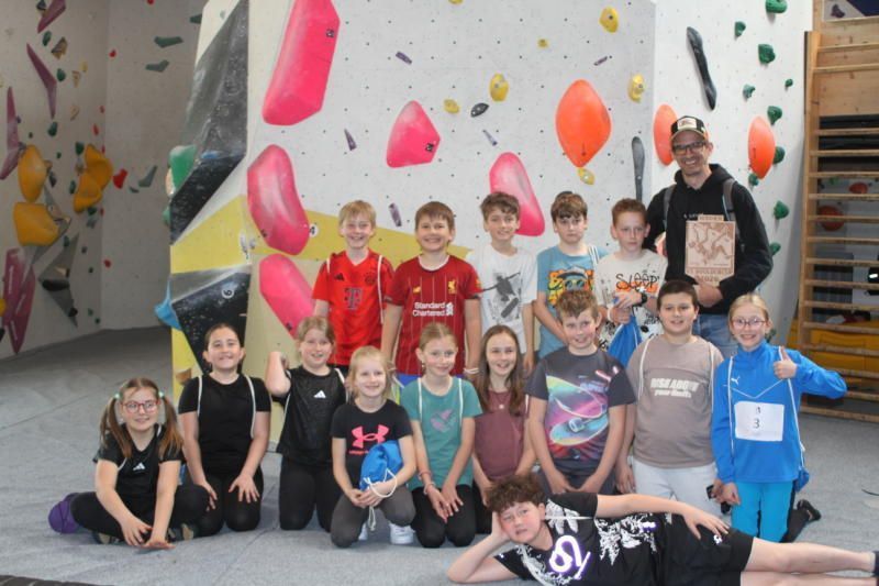 Siegerbild der VS Muntlix vor der Kletterwand. 