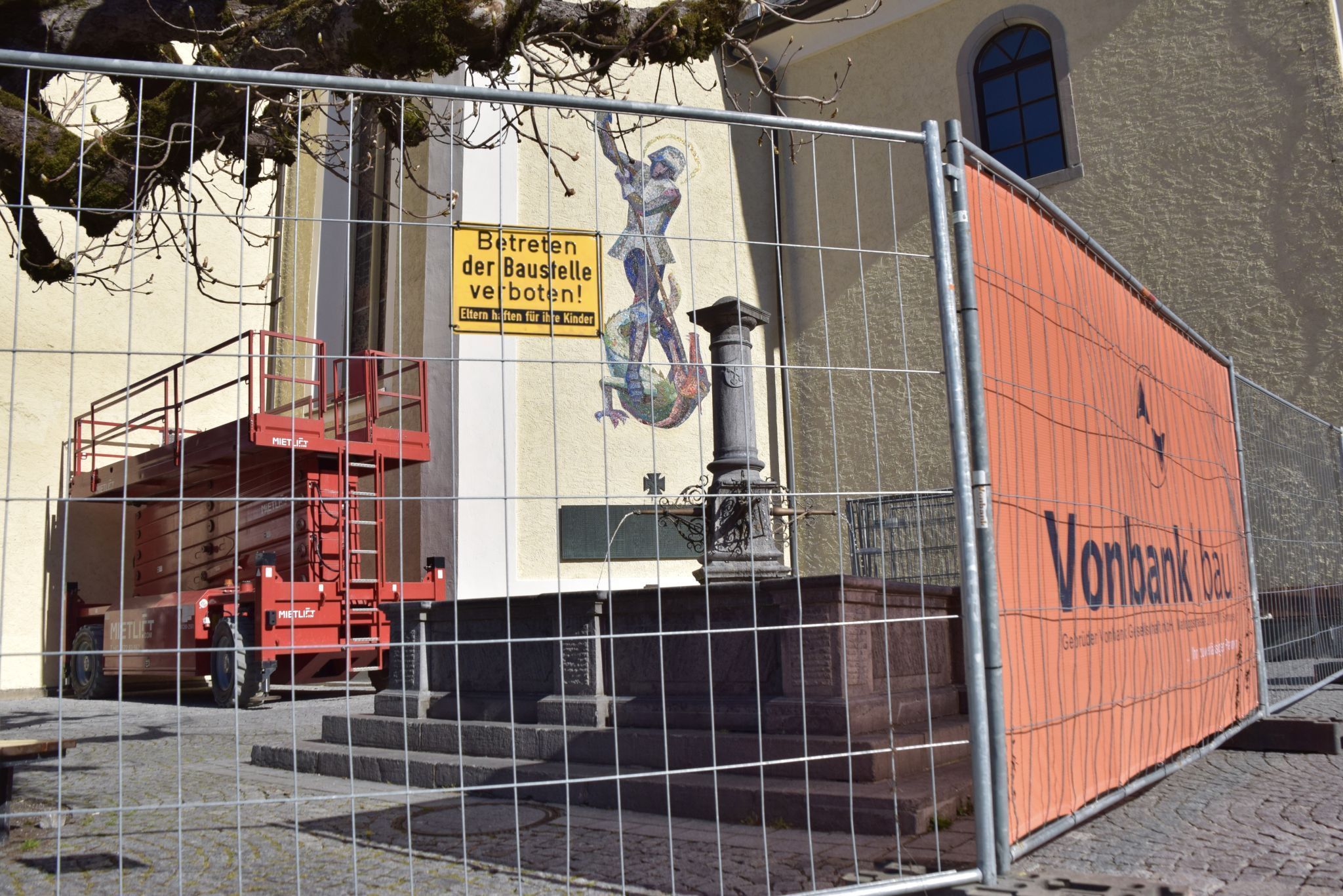 Das Schrunser Münster wird mit neuen Glocken ausgestattet. Die Arbeiten im Kirchturm haben begonnen, der Baustellenbereich ist eingezäunt.