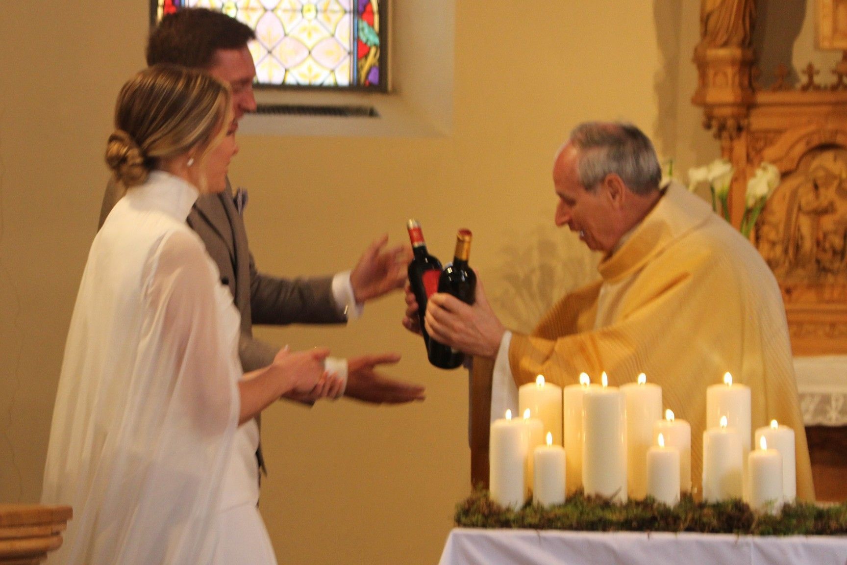Eine interessante Symbolik in Anspielung auf die biblische Hochzeit von Kana, wo Jesus Wasser in Wein verwandelte: Pfarrer Luc konnte dieses Wunder nicht vollbringen, stattdessen gab er dem Paar zwei Flaschen Wein mit auf den Weg.