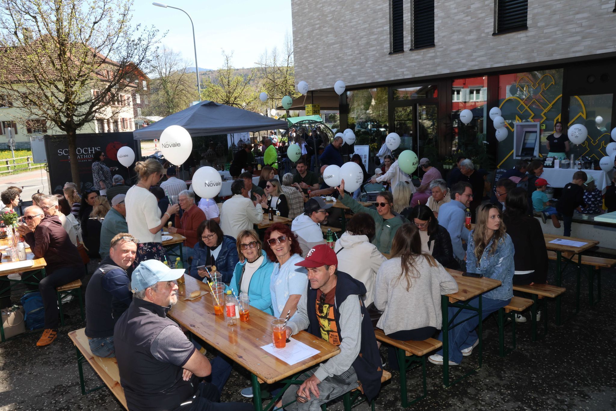 Bei bestem Wetter und Festangebot war die Stimmung entsprechend.