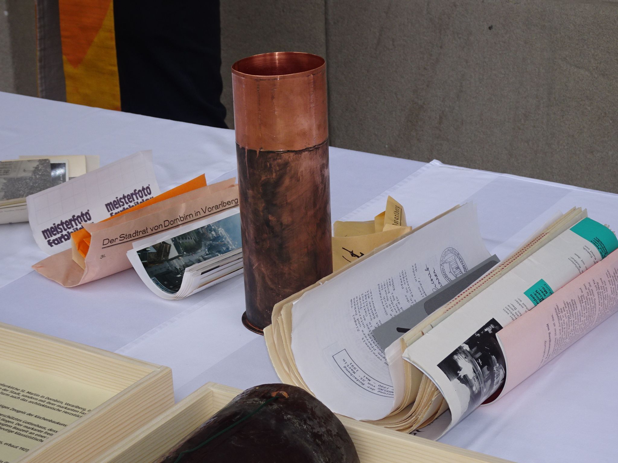 Der Inhalt der historischen Zeitkapsel wird nun ausgewertet und später präsentiert.