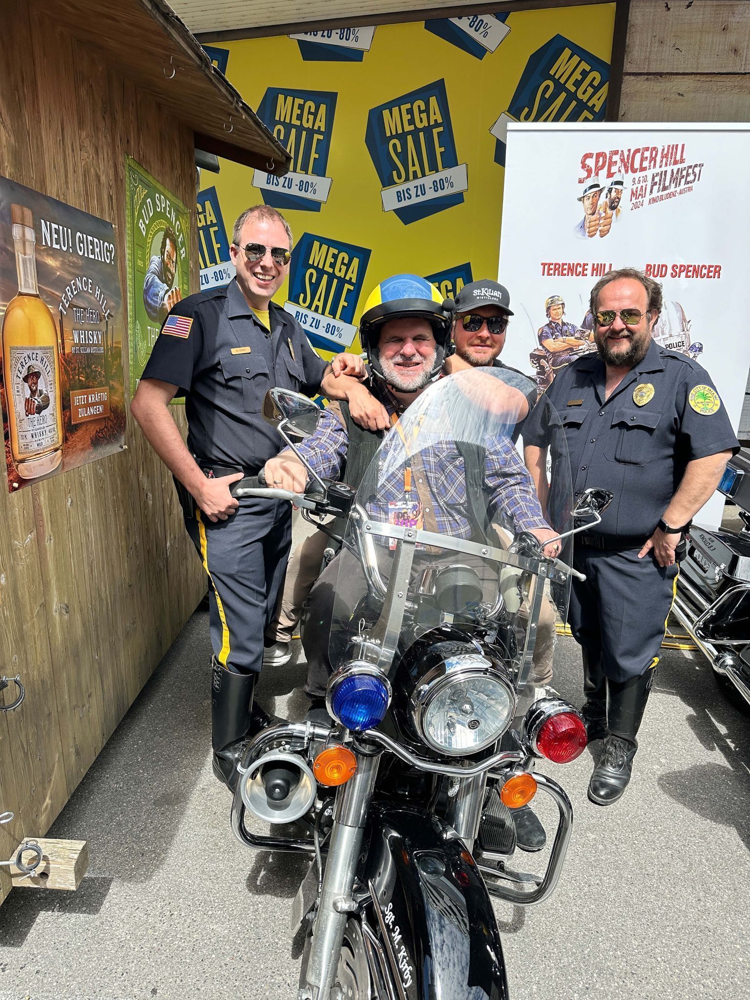 Special-Guets Jorgo und Marcus (auf dem Motorrad) mit Bud-Spencer- und Terence-Hill-Look-Alikes vor dem Kino.