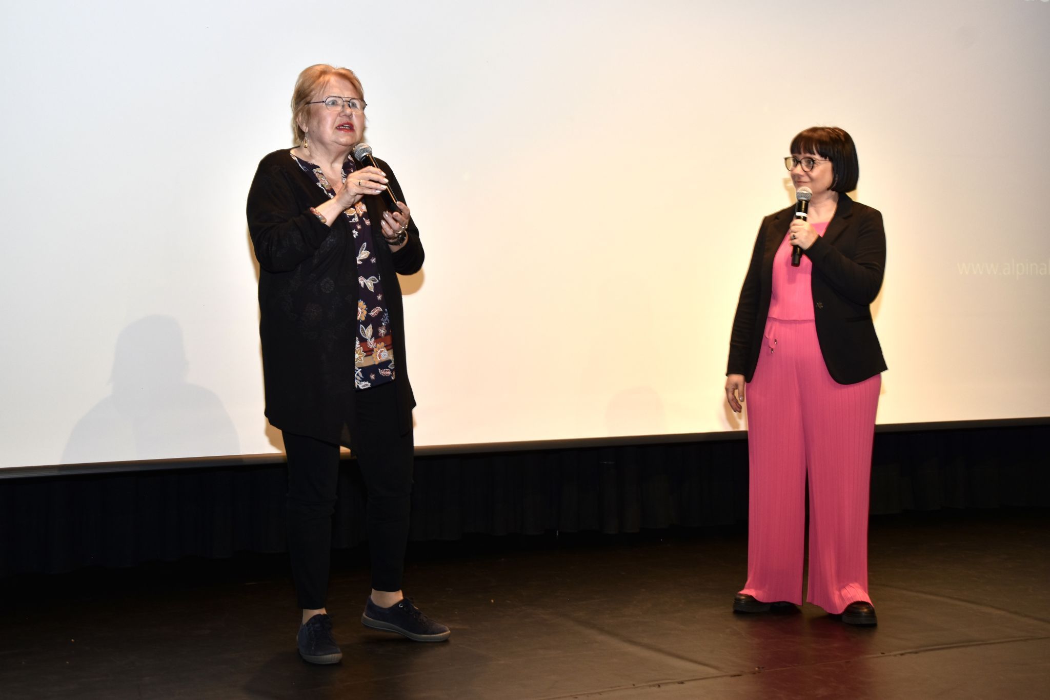 Mitwirkende in einem Kurzfilm und Alpinale-Festivalintendantin Manuela Mylonas