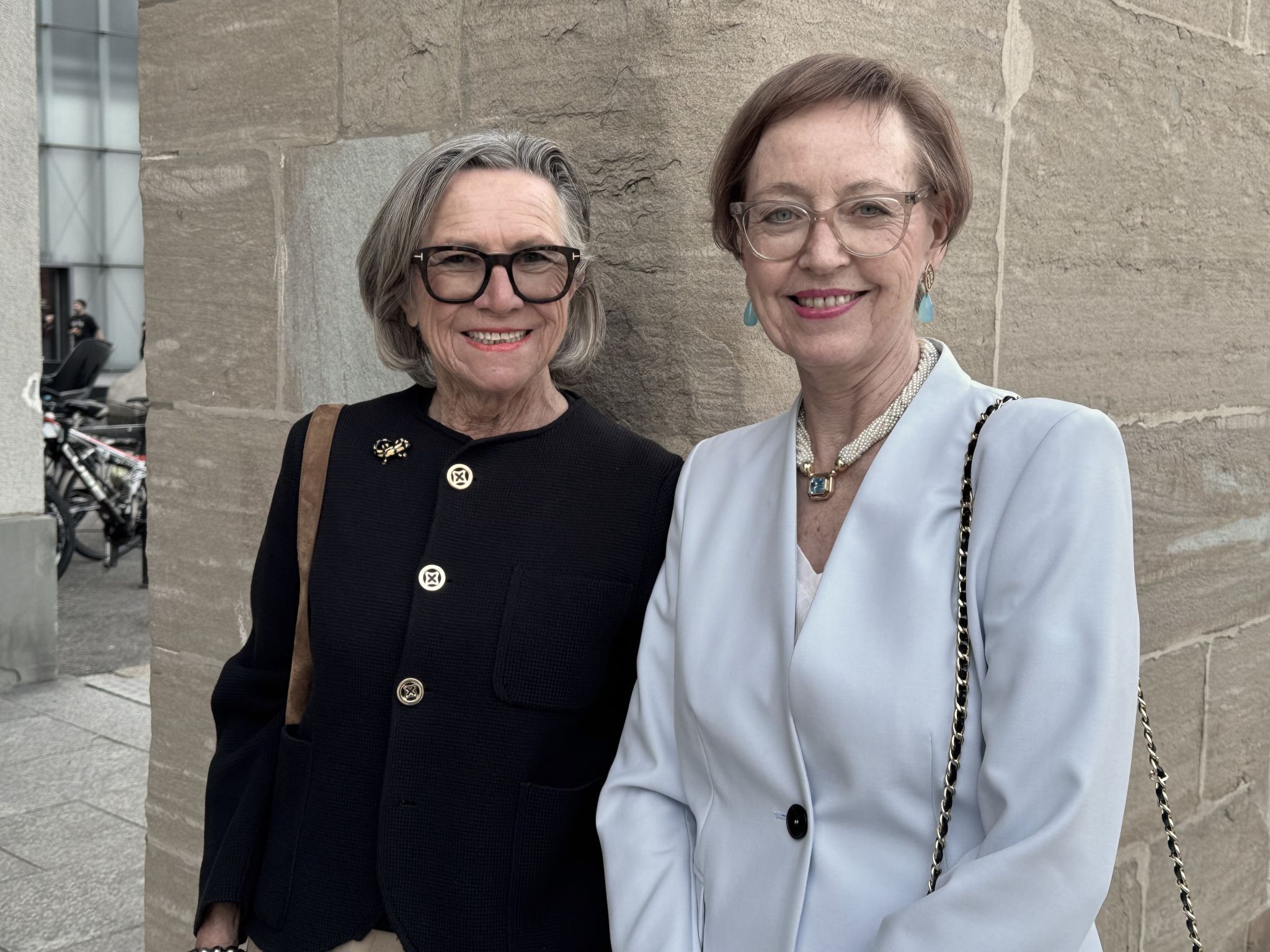 Theaterbegeistert: Heidrun Sagmeister und Cornelia Hoffecker.