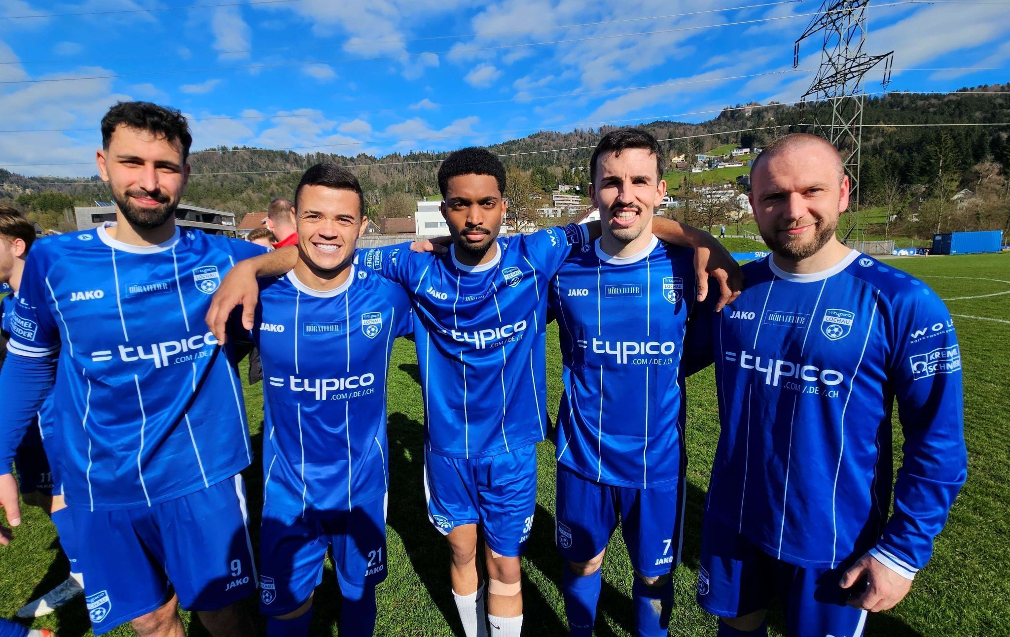 Groß war die Begeisterung beim SV typico Lochau über den tollen 1:0 Sieg im letzten VOL.AT-Eliteliga-Heimspiel gegen den FC Rotenberg. Im Bild Tarkan Parlak, Guilherme Junio da Silva, Nelson Votu, Robin Lhotzky und Raphael Mathis. 