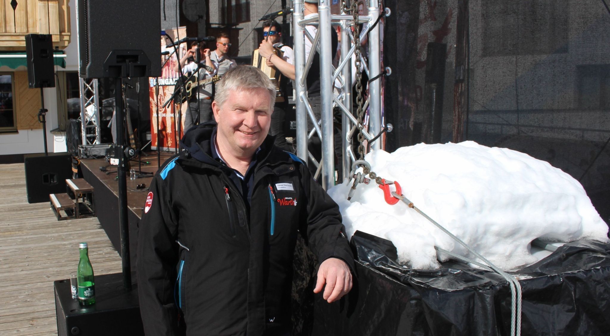 Kaum zu glauben – noch wenige Tage vor dem Konzert mussten knapp ein Meter Neuschnee von der Terasse geschaufelt werden, erzählte Geschäftsführer Günter Oberhauser neben den Schneeresten auf der Zeltverankerung den Besuchern.   