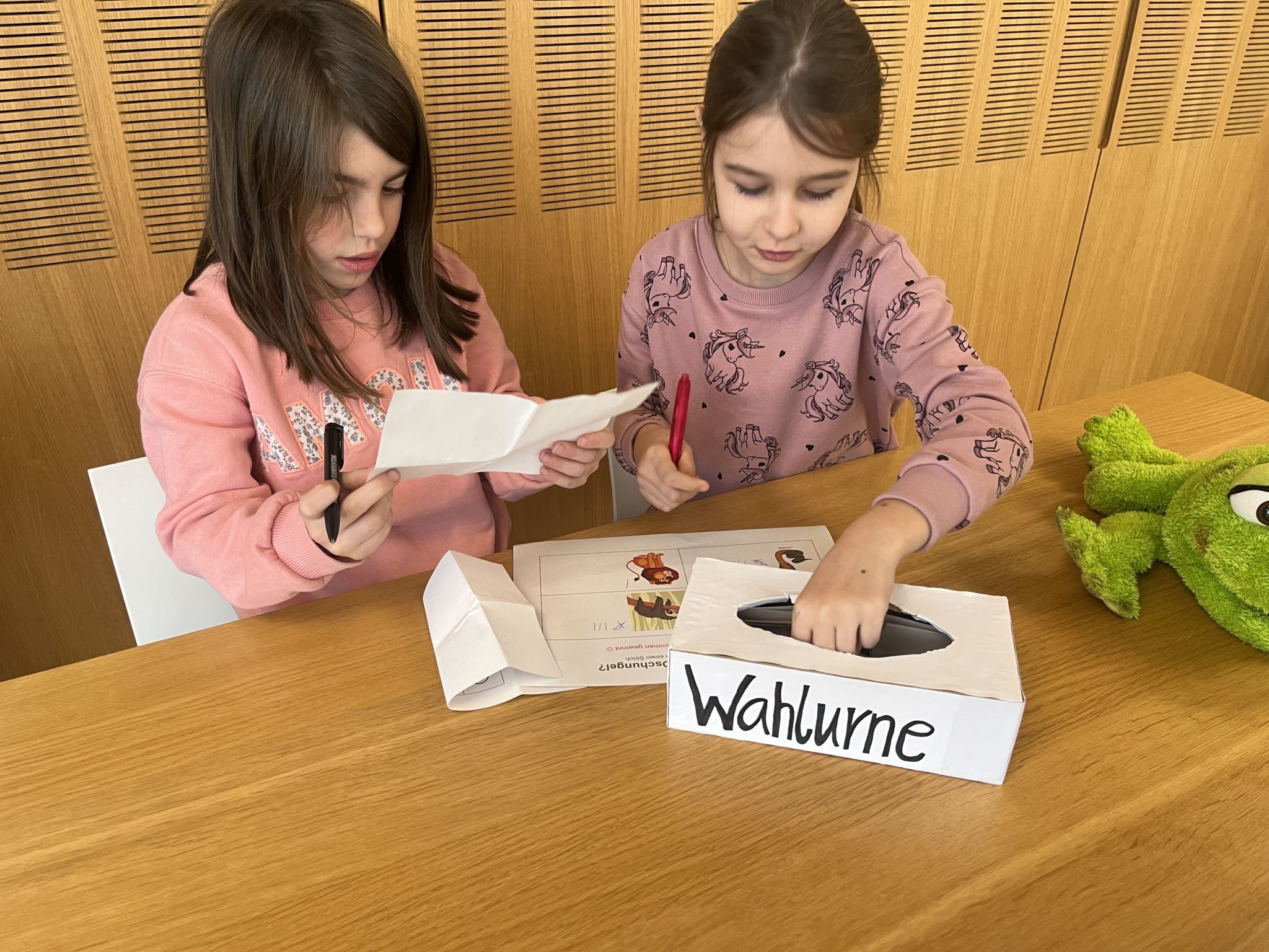 Laura und Mathea zählten die Stimmen aus. 