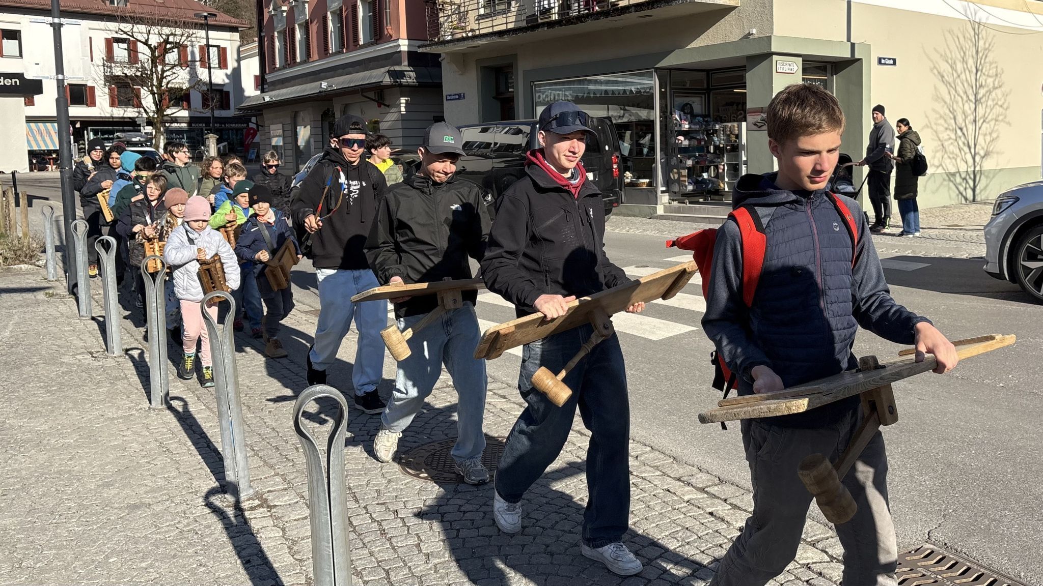 Die Schrunser Rätschnerinnen und Rätschner waren im gesamten Ortsgebiet unterwegs, hier in der Silbertalerstraße.