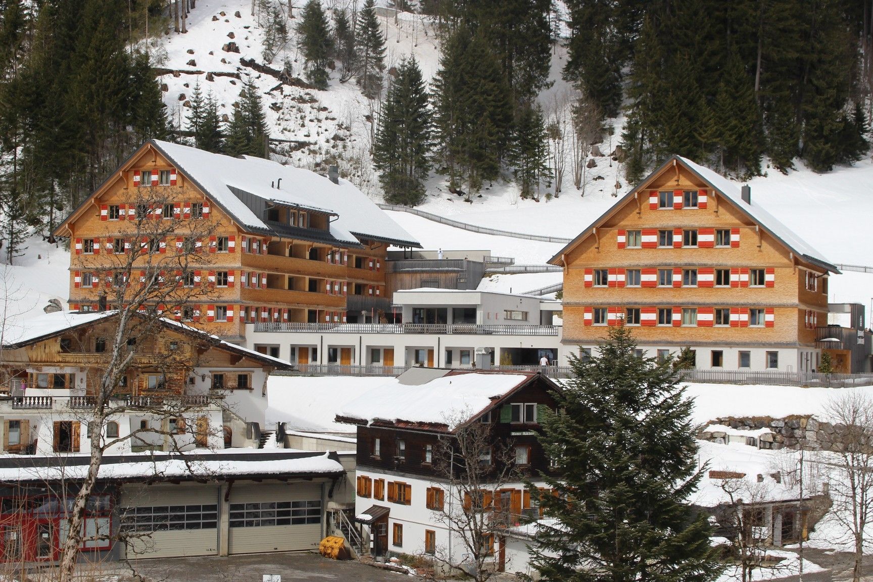 „Ganz in weiß . . .“ ist auch das Motto im Berghaus Schröcken, denn eine Urlauberin und ein Urlauber aus Belgien haben sich nicht nur in einander, sondern auch in den Hochtannberg so sehr verliebt, dass sie in der Warther Kirche heiraten und ihre Gäste zur Hochzeitsfeier ins Berghaus bitten.