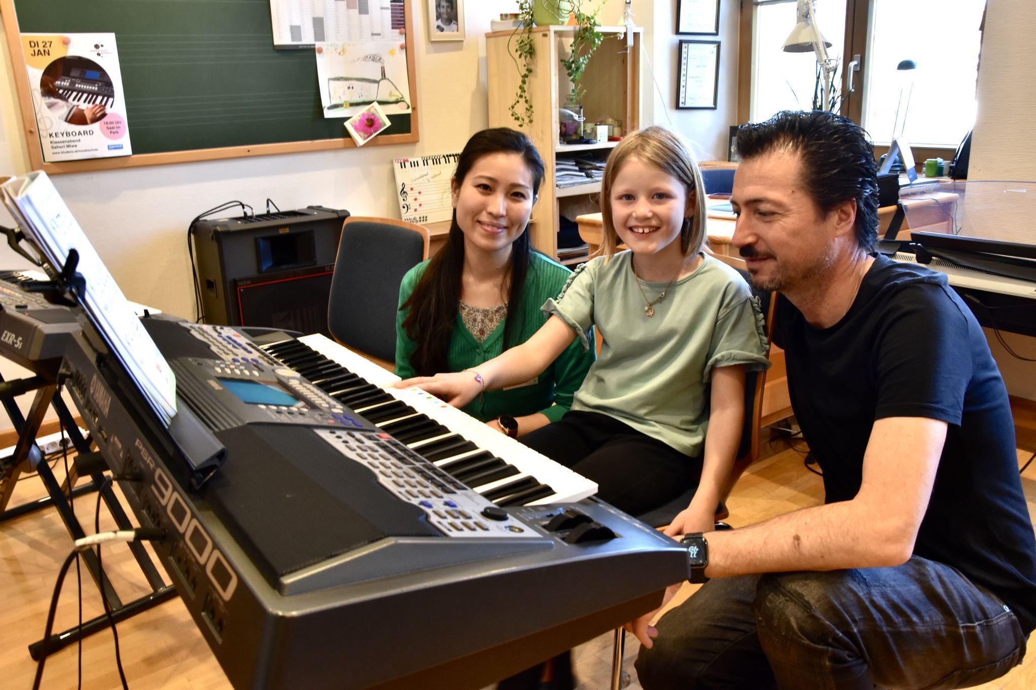 Bernhard Torghele mit Tochter Elena bei Keyboardlehrerin Sahori Miwa