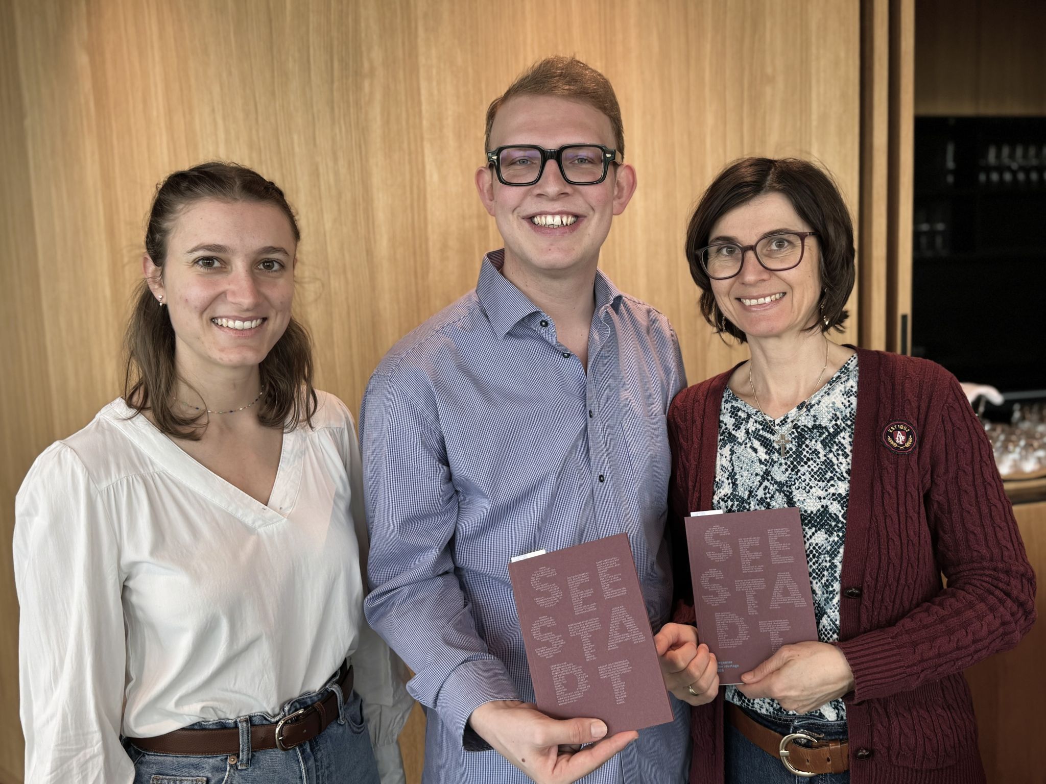 Autor Tobias Thomas March mit Cora und Christa Schneider.