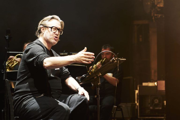 Ofczarek und Franui begeistern mit „Holzfällen"