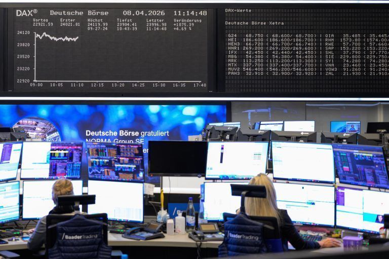 ABD0051_20260408 – FRANKFURT/MAIN – DEUTSCHLAND: 08.04.2026, Hessen, Frankfurt/Main: Blick auf eine DAX-Anzeigetafeln in der Frankfurter Brse. Die Brsen reagiert auf die angekndigte zweiwchige Waffenruhe zwischen dem Iran und den USA. Foto: Hannes P. Albert/dpa +++ dpa-Bildfunk +++. – FOTO: APA/dpa/Hannes P Albert