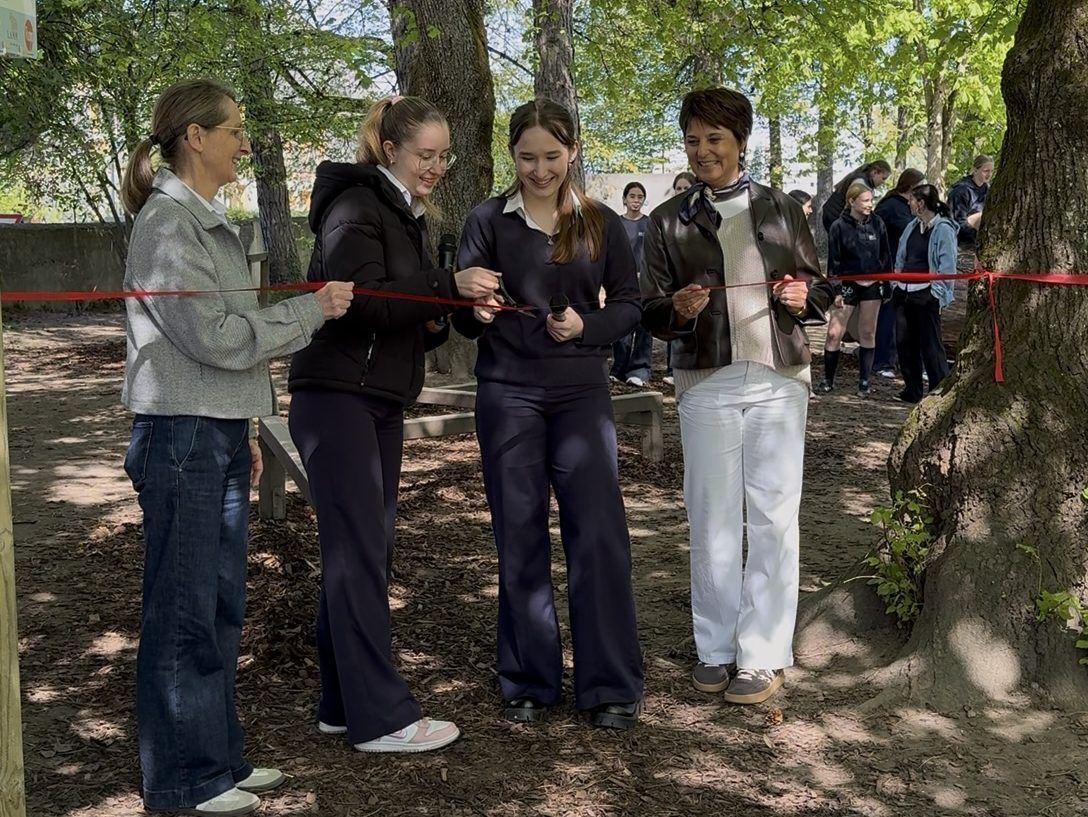 Riedenburg-Schülerinnen installierten Fitnessparcours im Schulpark
