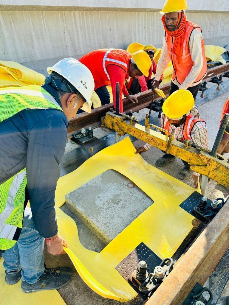 Bild 3_ Einbau Masse-Feder-Systeme von Getzner in Indien .jpeg