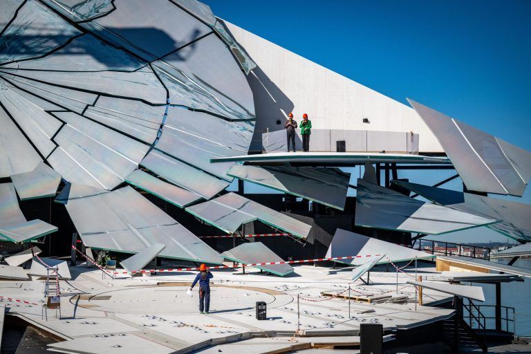 Ein Spiegel als Fenster in Violettas Seele