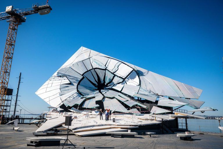 Ein Spiegel als Fenster in Violettas Seele