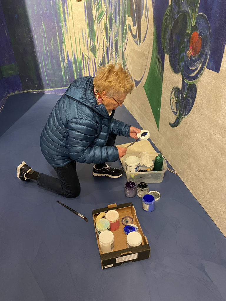 Heilgard Bertel beim Malen.png